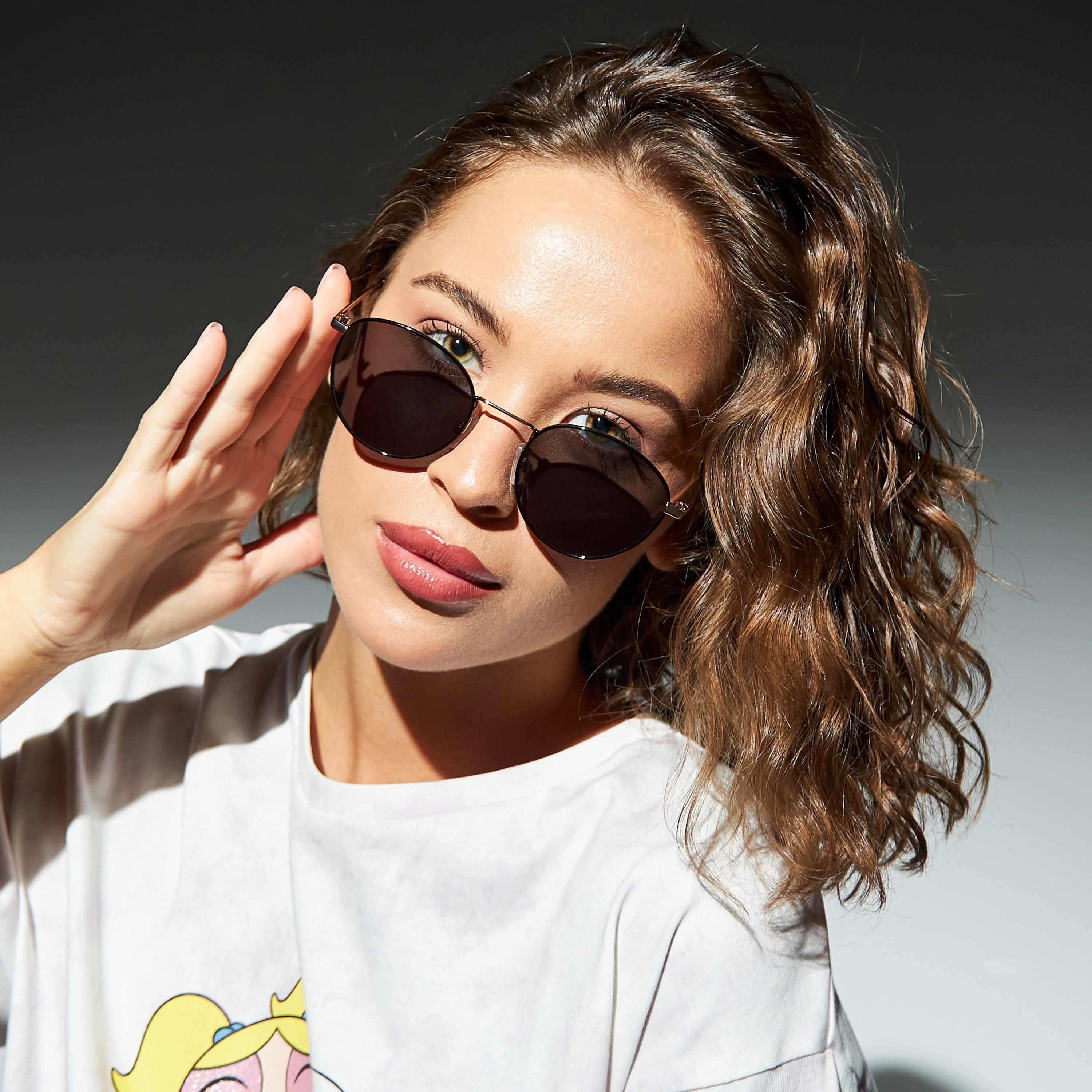 نظّارة شمسيّة بإطار كامل وعدسات ملوّنة ووسادات أنف-women-sunglasses-image-2