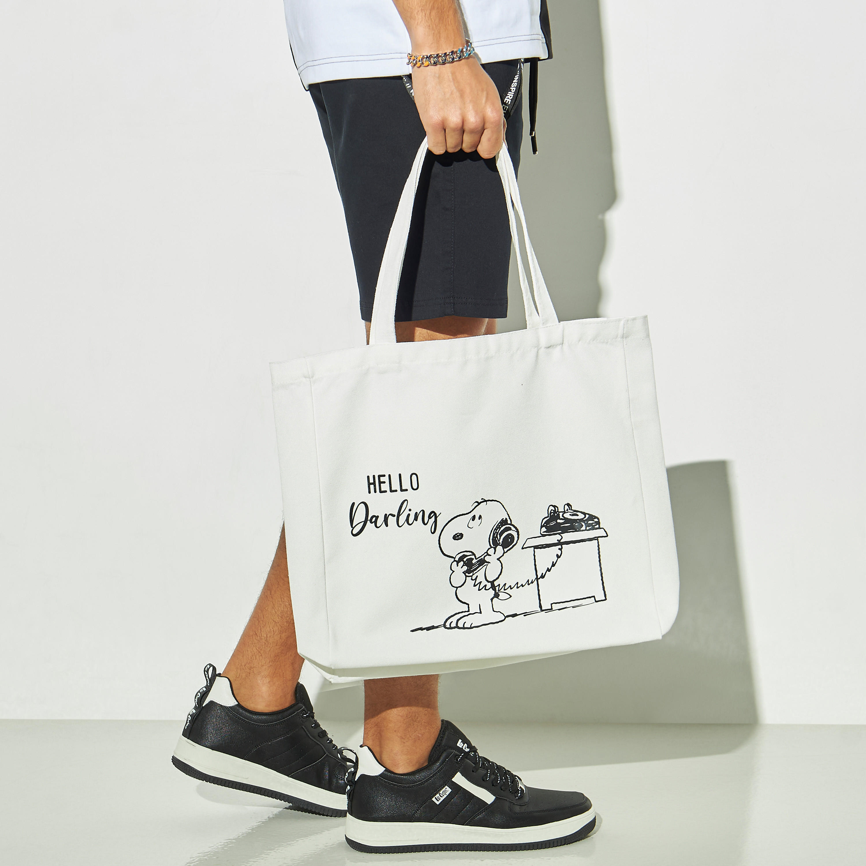 شنطة توتي بمقبض مزدوج وطبعات سنوبي-men-bags-image-2