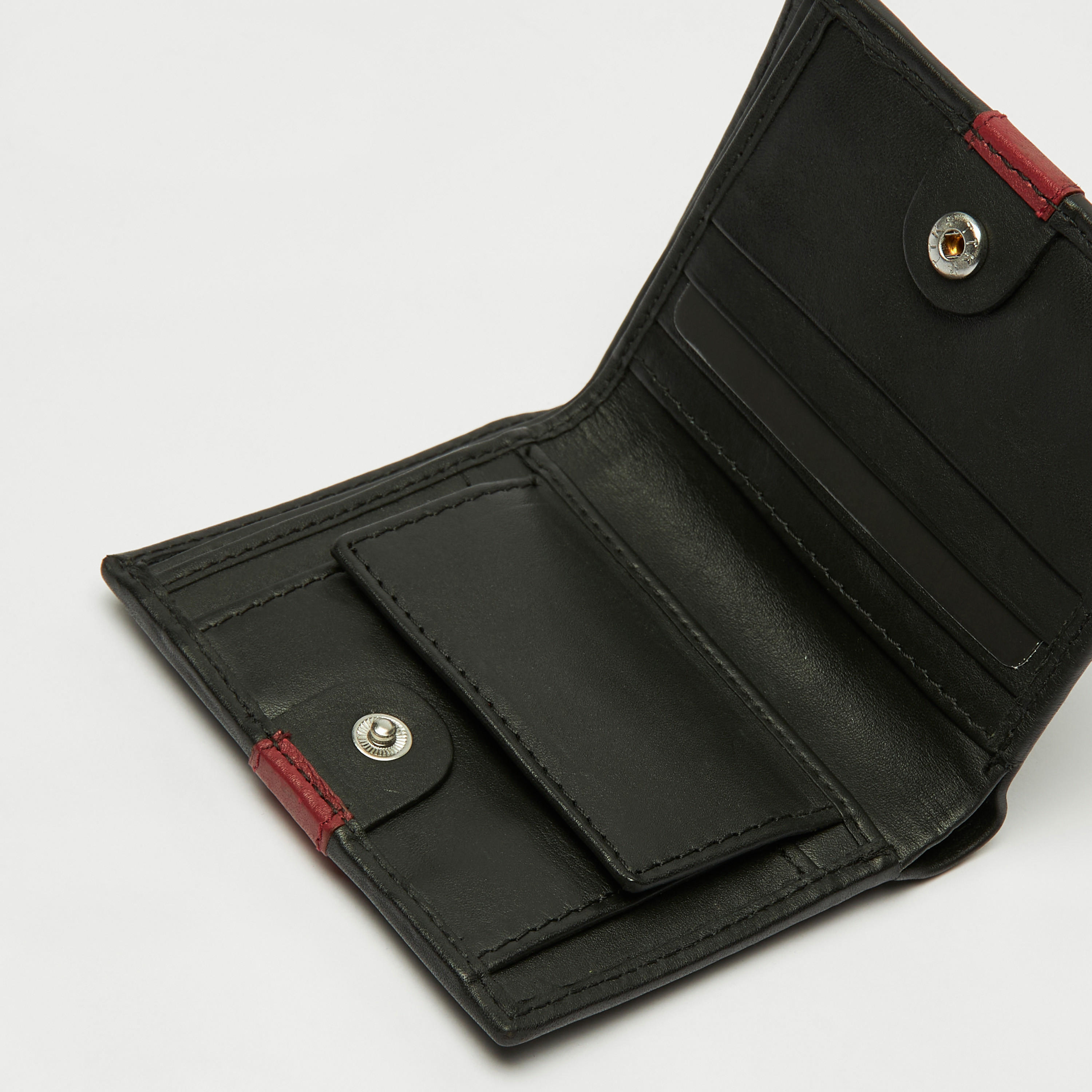 محفظة جلد مخطّطة بطية ثنائية بزر إغلاق كباس-men-beltsandwallets-wallets-image-1