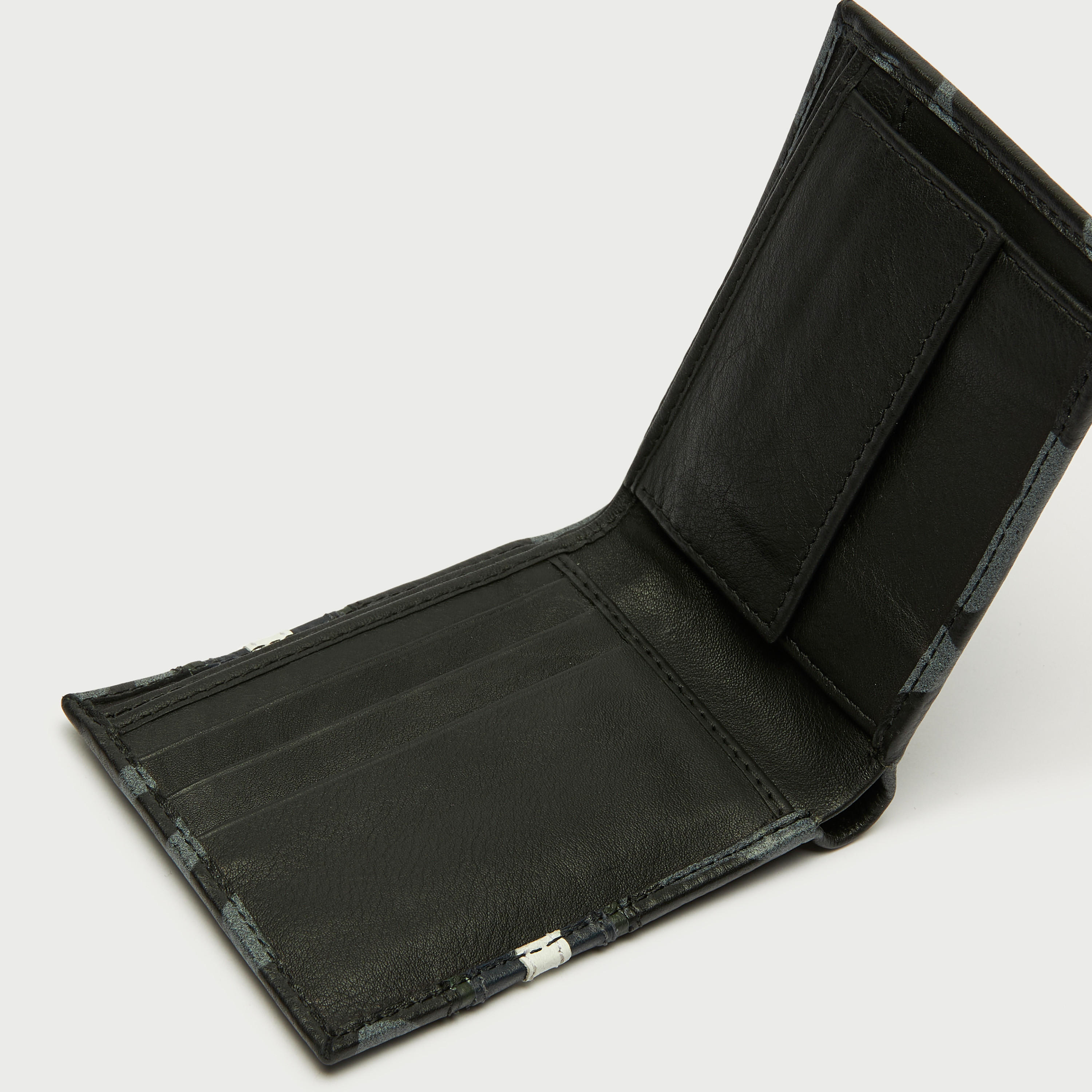 محفظة جلد بطبعات مموّه-men-beltsandwallets-wallets-image-4