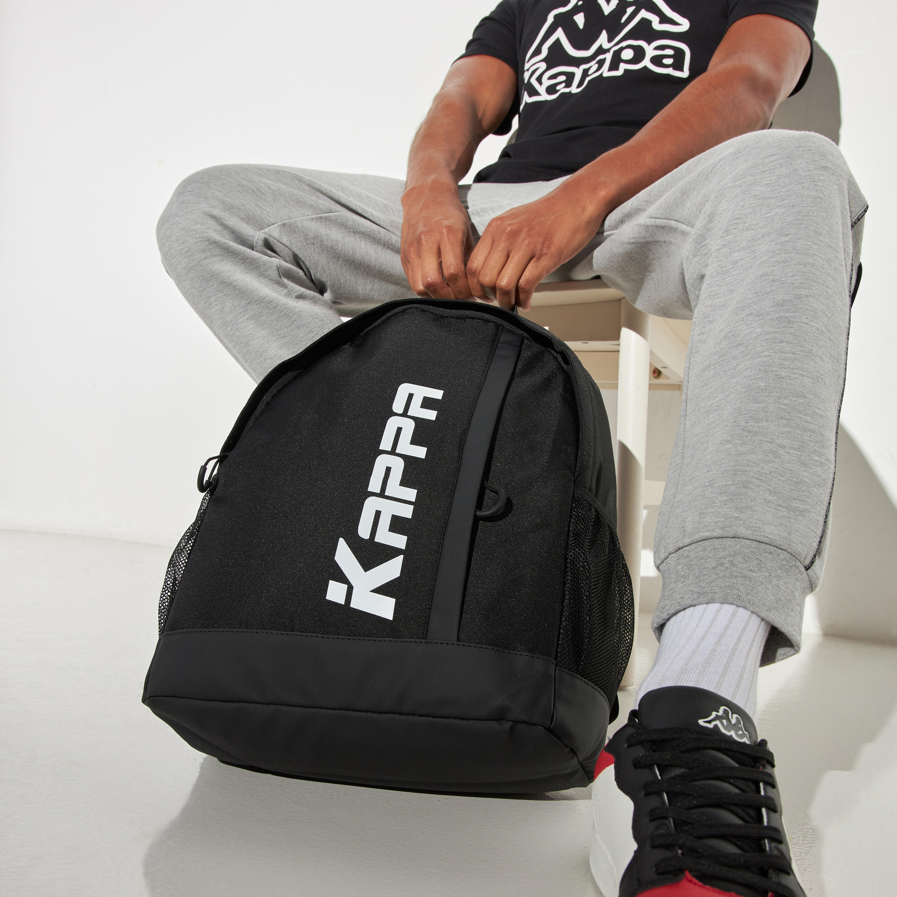 شنطة ظهر بأحزمة قابلة للتعديل وسحّاب إغلاق وطبعات من كابا-men-bags-image-3