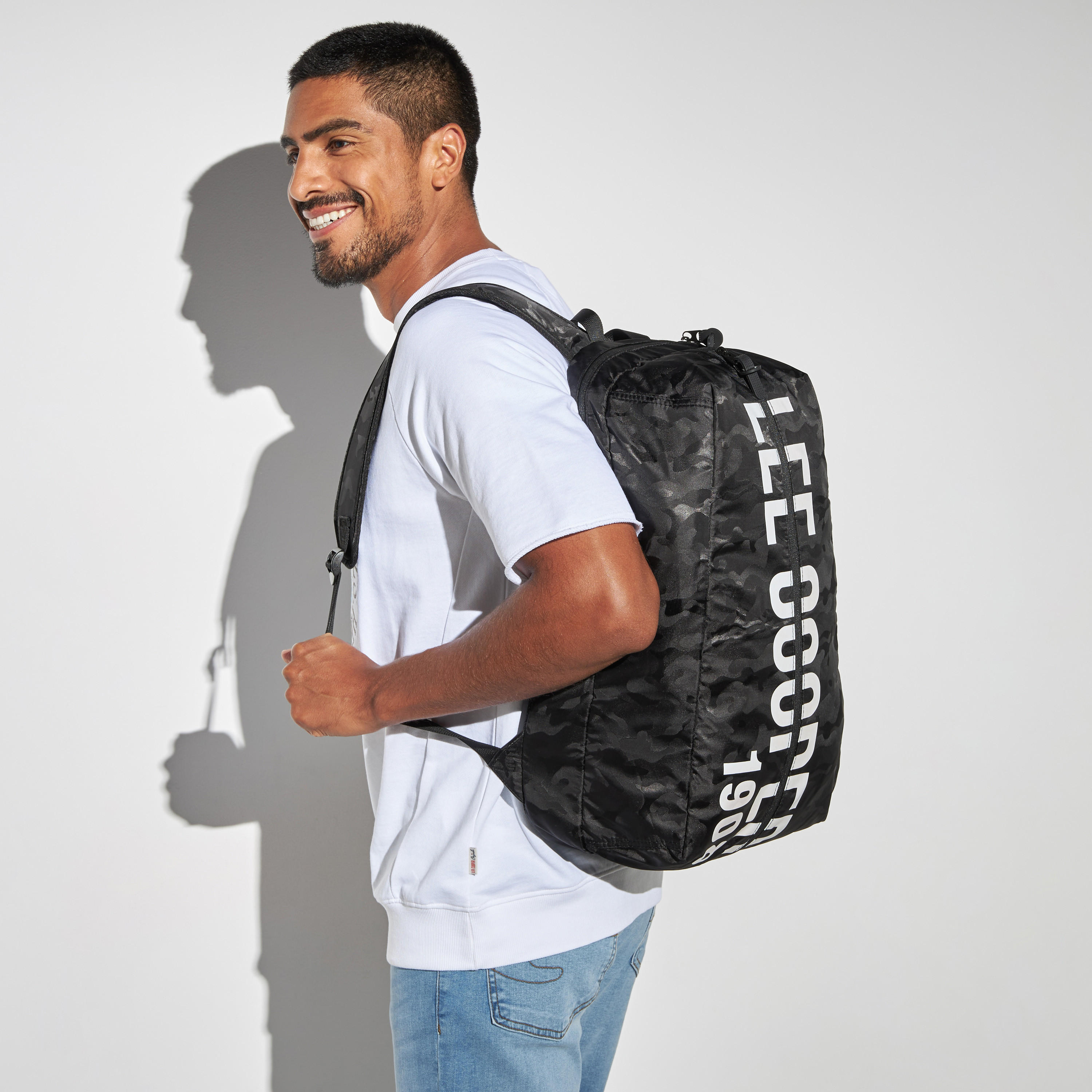 شنطة ظهر بأحزمة قابلة للتعديل وطبعات من لي كوبر-men-bags-image-4