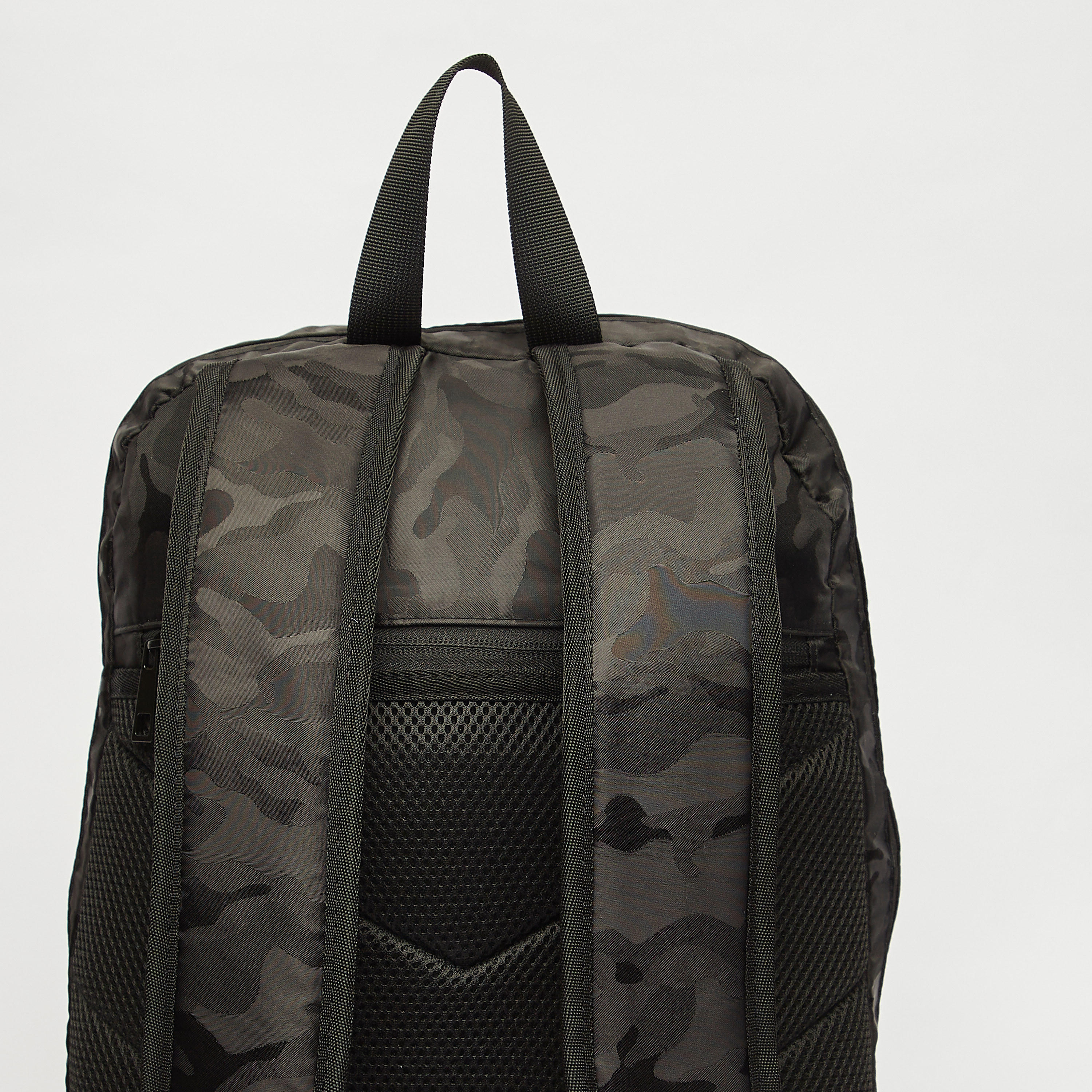 شنطة ظهر بأحزمة قابلة للتعديل وطبعات من لي كوبر-men-bags-image-6