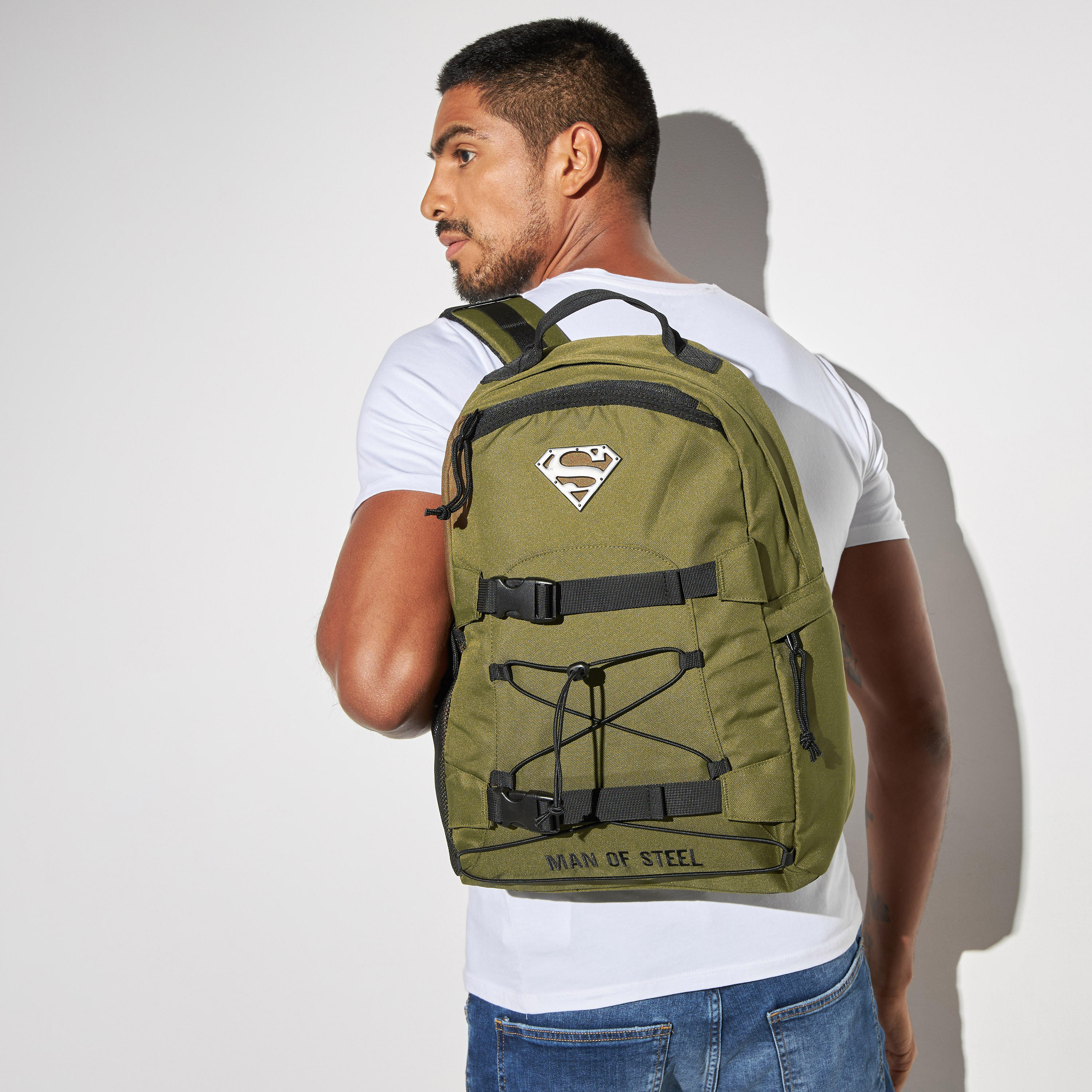 شنطة ظهر بأحزمة قابلة للتعديل وسحّاب إغلاق وزينة سوبرمان-men-bags-image-3