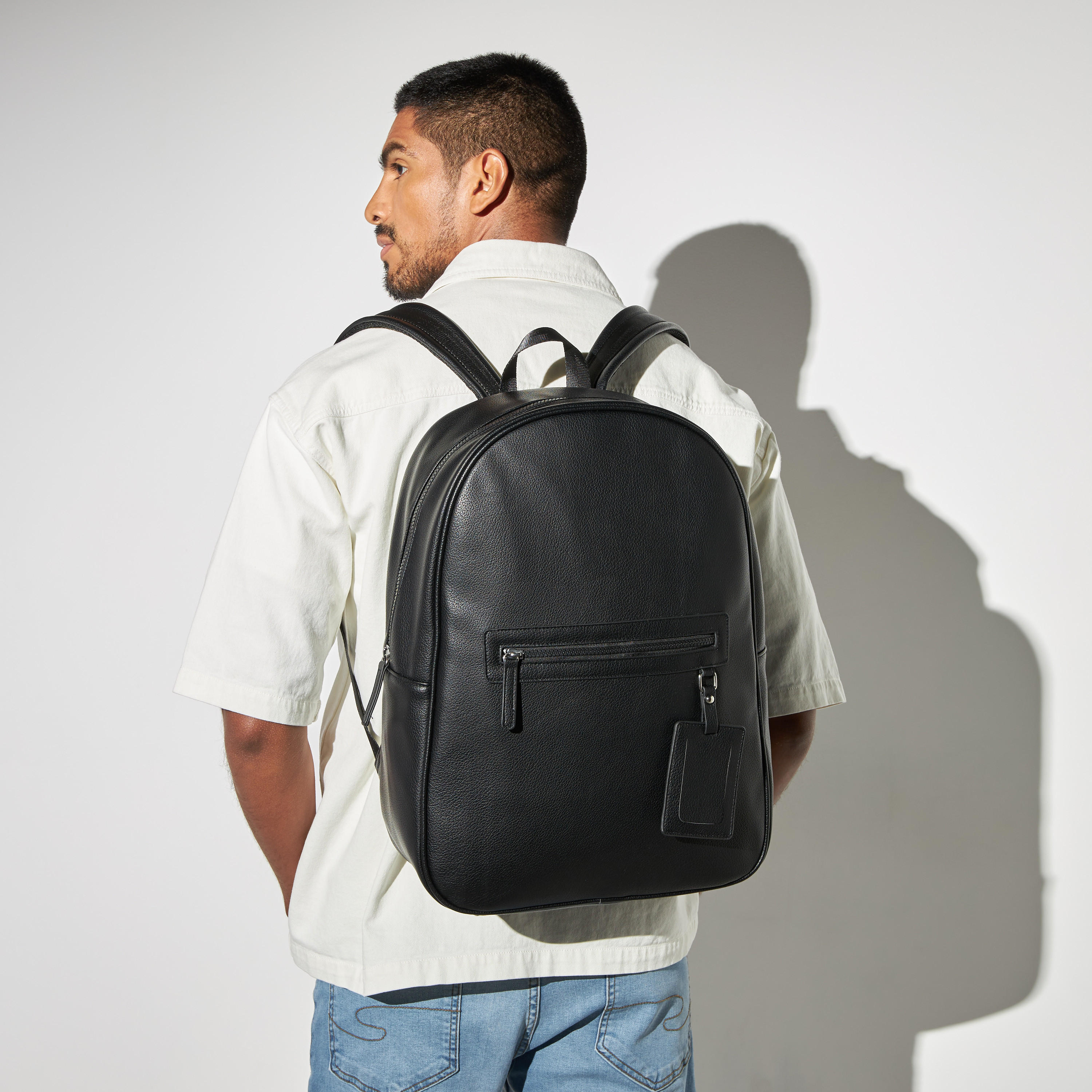 شنطة ظهر سادة بسحاب إغلاق وحمالات كتف قابلة للتعديل-men-bags-image-3