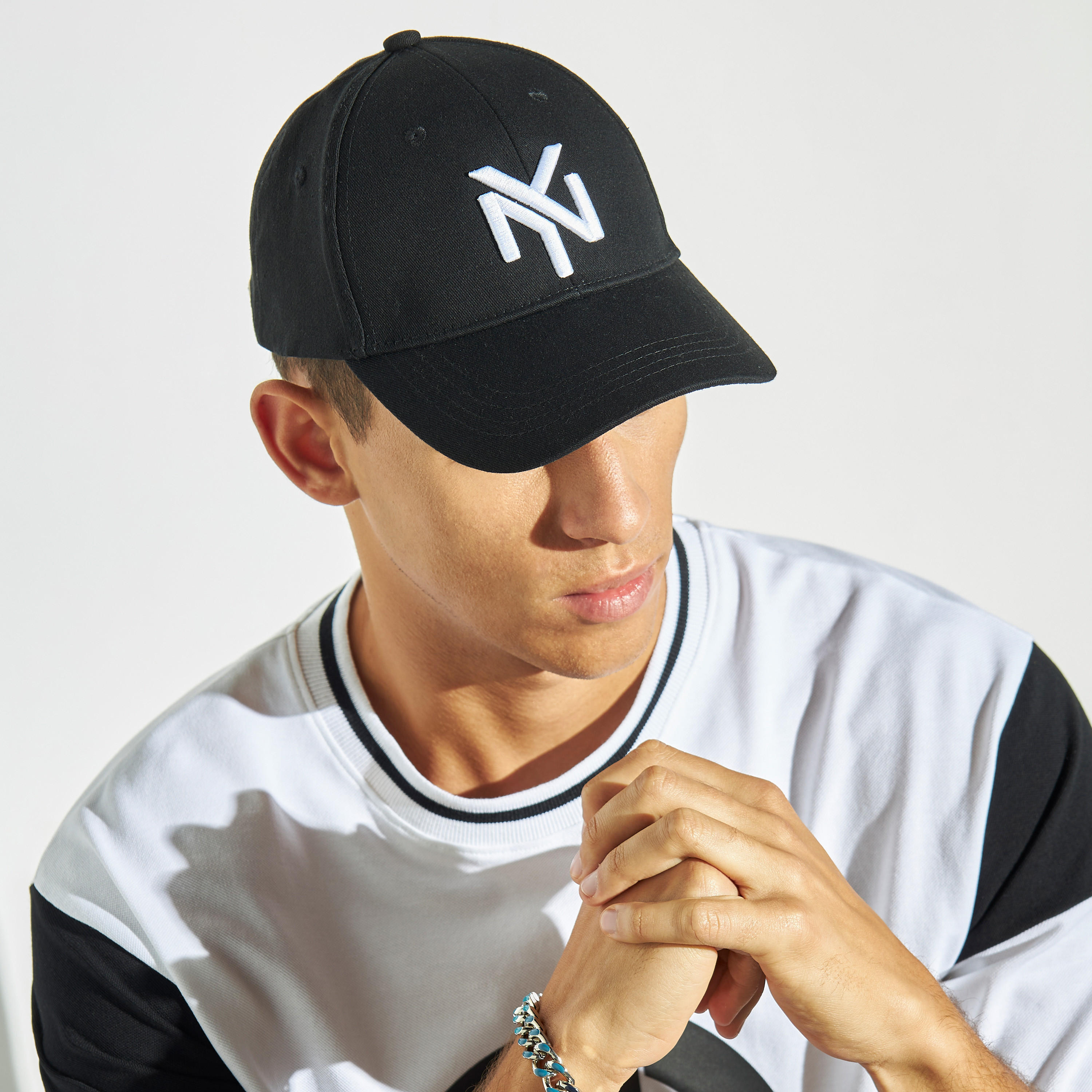 كاب مطرّز بحزام إغلاق بإبزيم-men-caps-image-4
