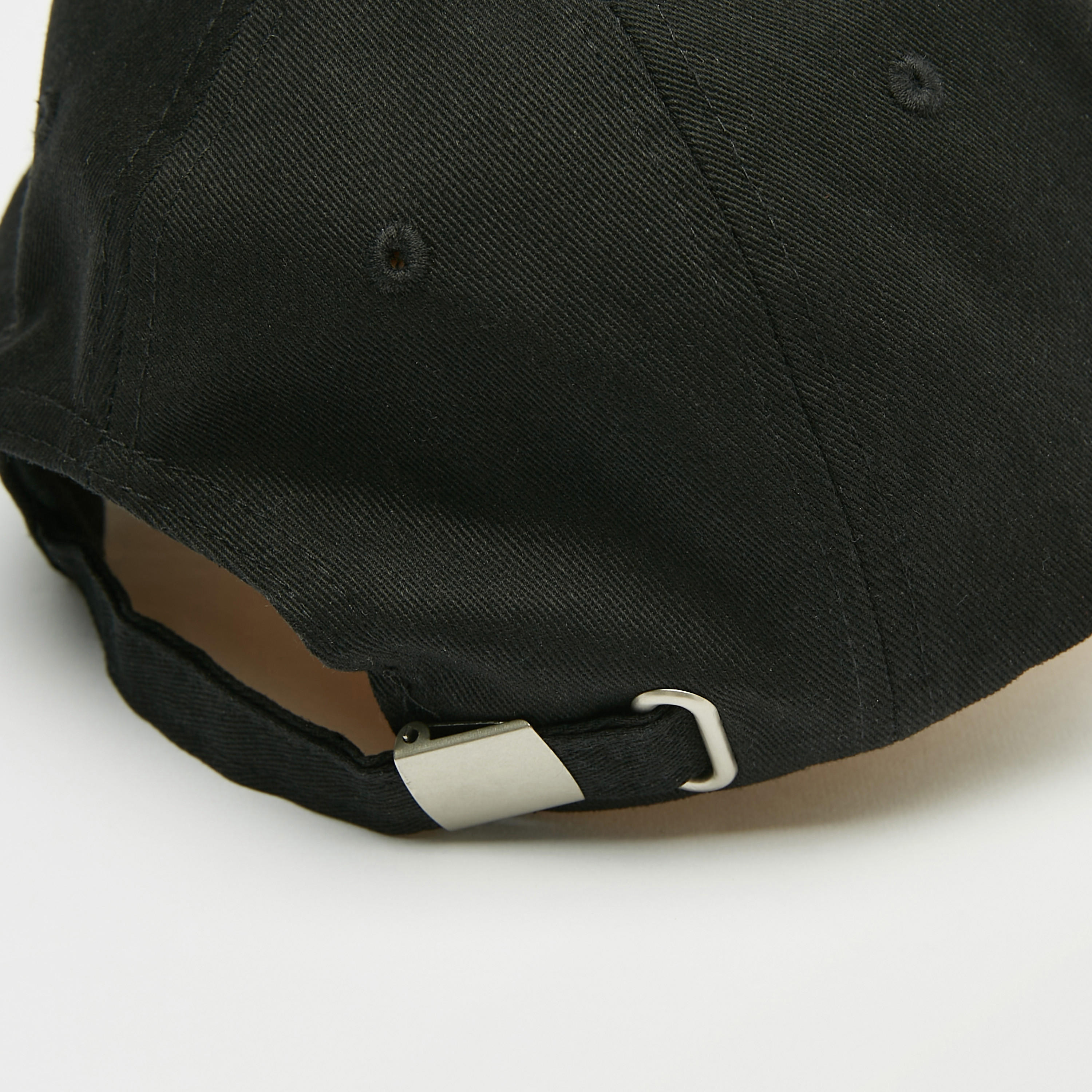 كاب مطرّز بحزام إغلاق بإبزيم-men-caps-image-1