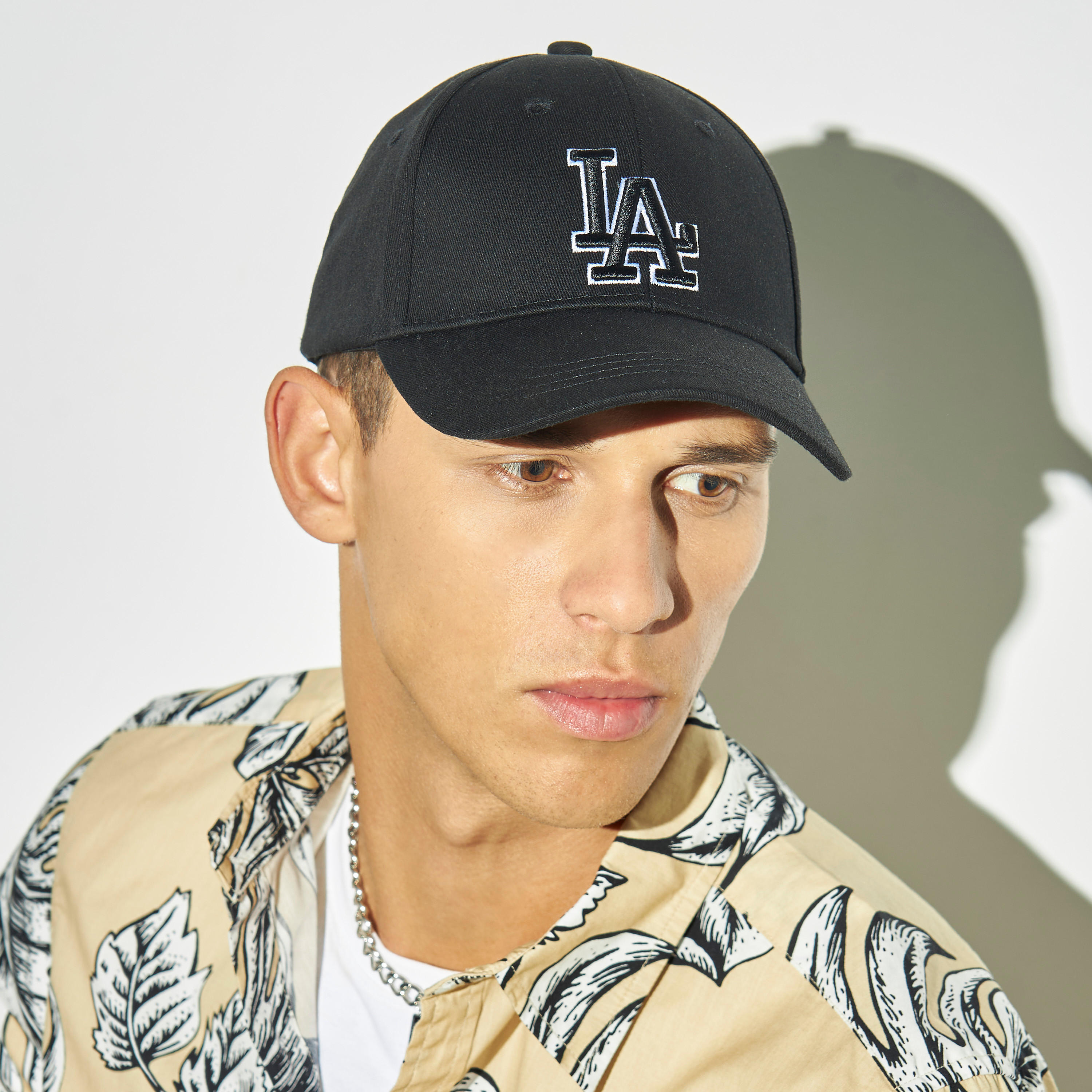 كاب مطرّز بحزام بإبزيم إغلاق-men-caps-image-4