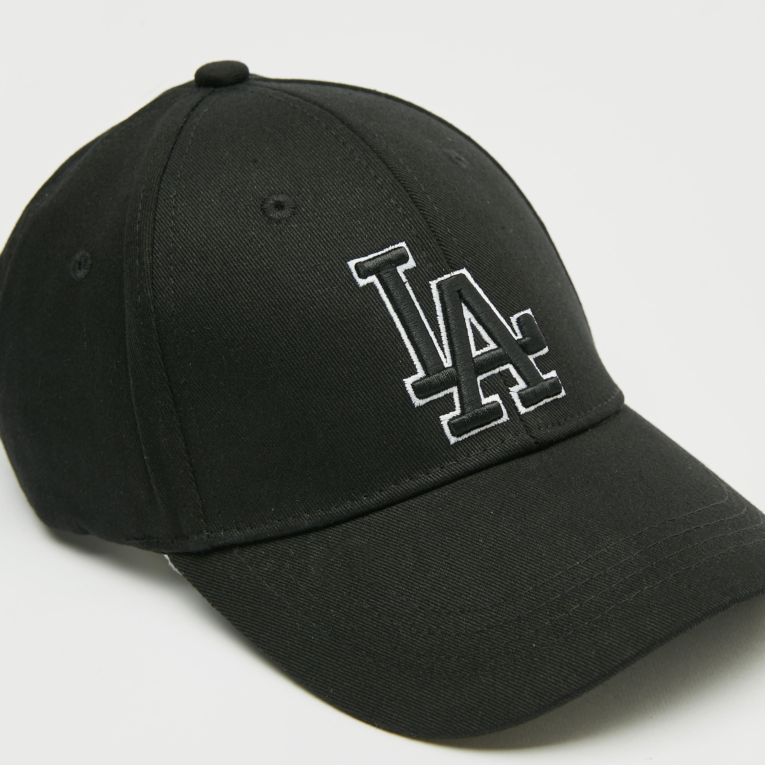 كاب مطرّز بحزام بإبزيم إغلاق-men-caps-image-3