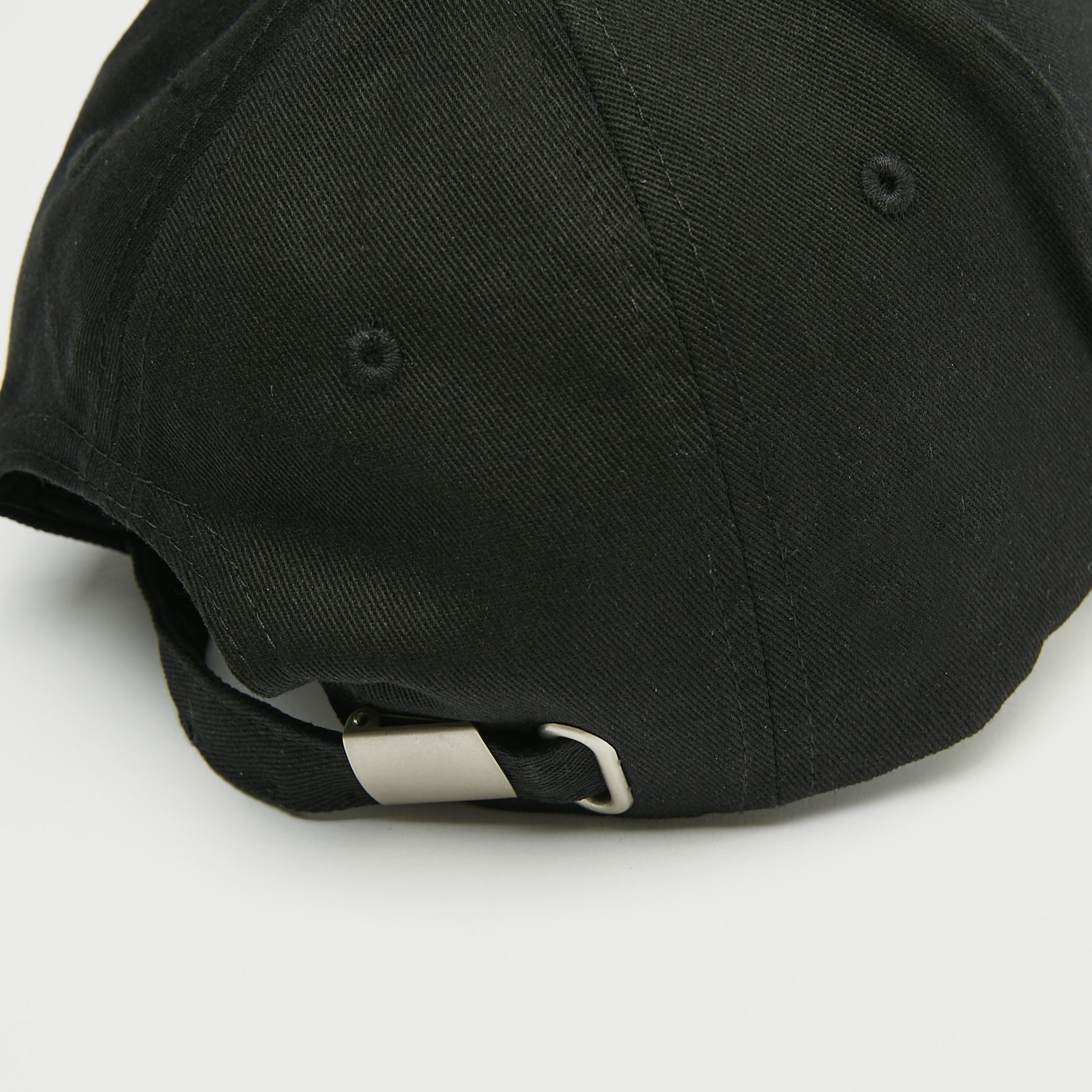 كاب مطرّز بحزام بإبزيم إغلاق-men-caps-image-1