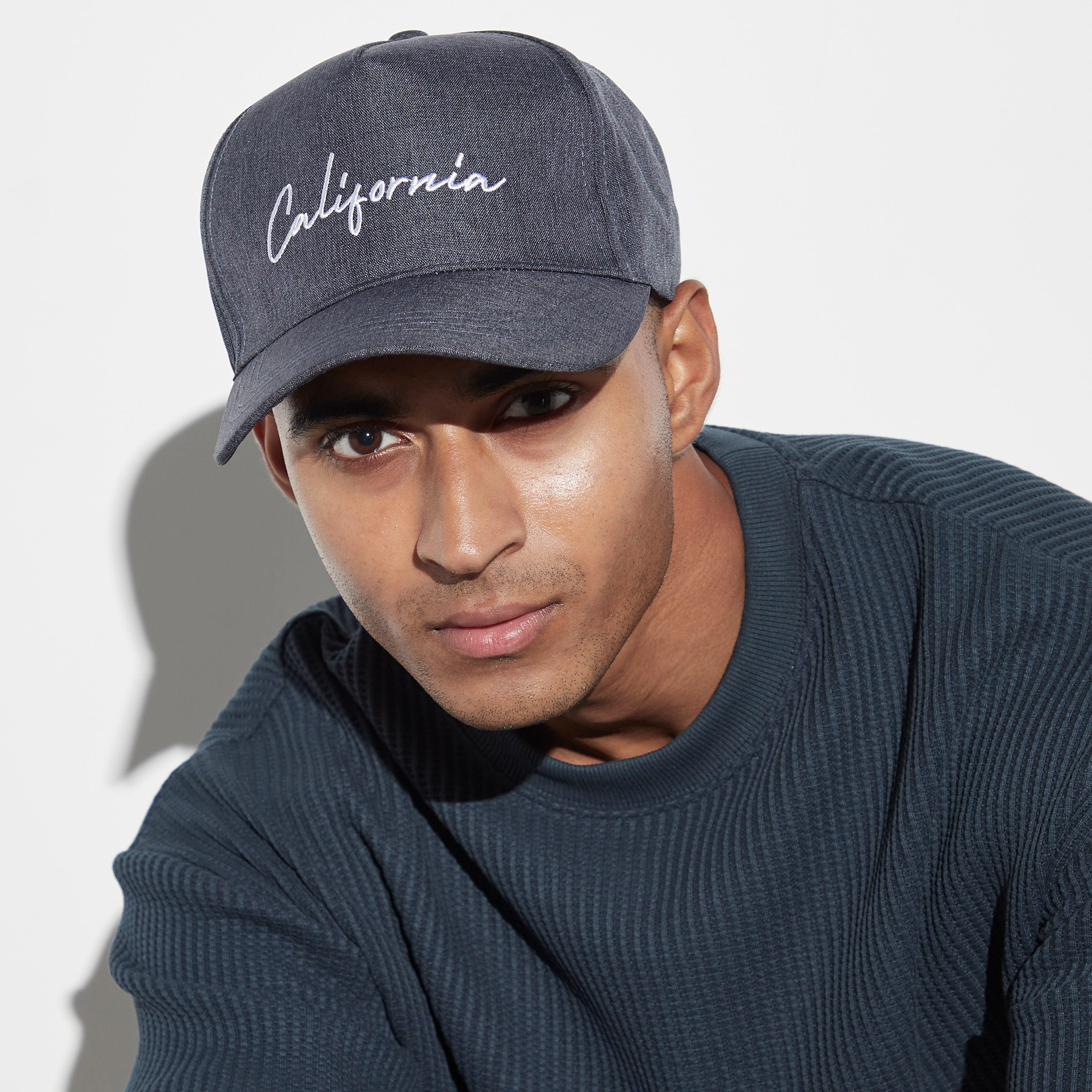 كاب مطرّز بحزام بإبزيم إغلاق-men-caps-image-4