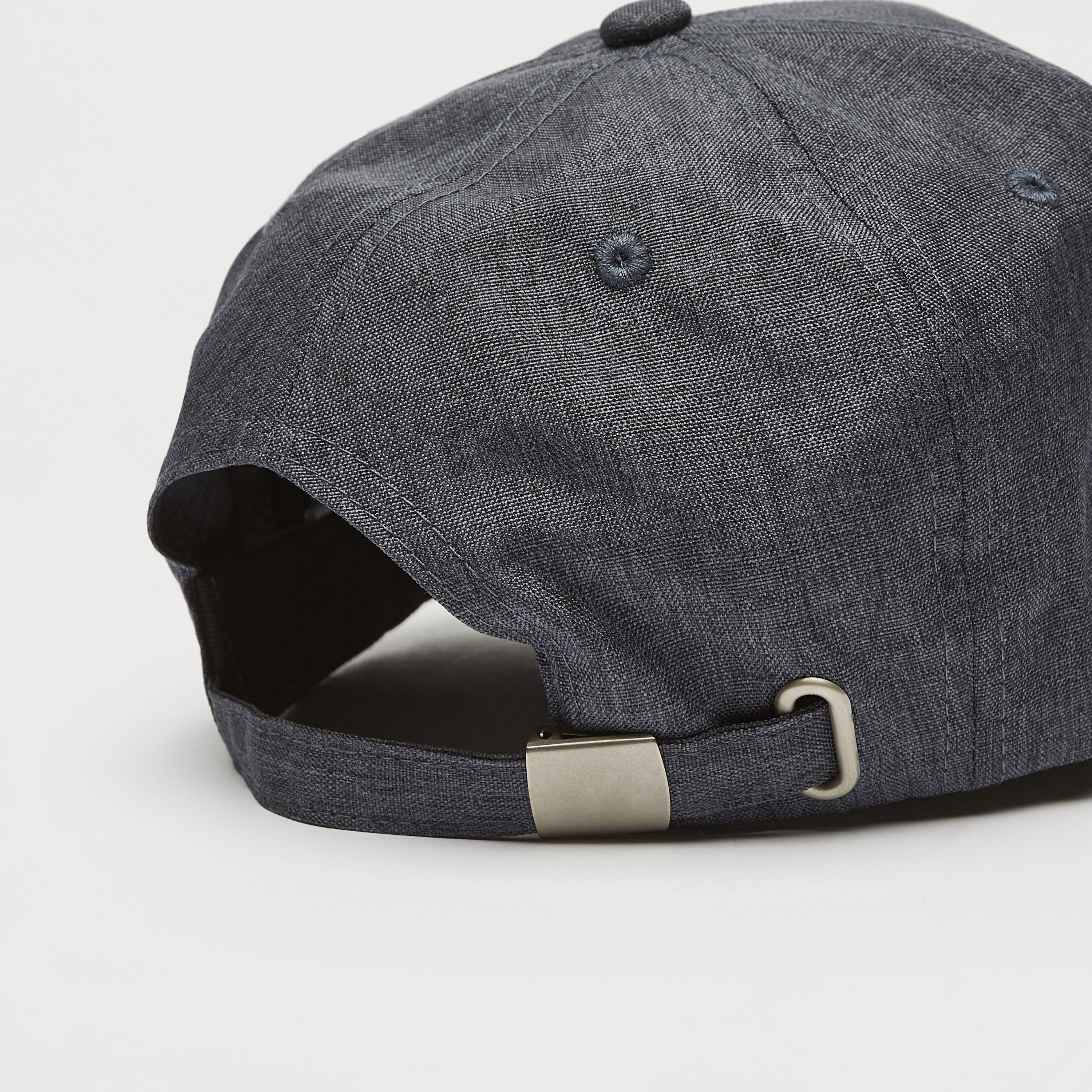 كاب مطرّز بحزام بإبزيم إغلاق-men-caps-image-2