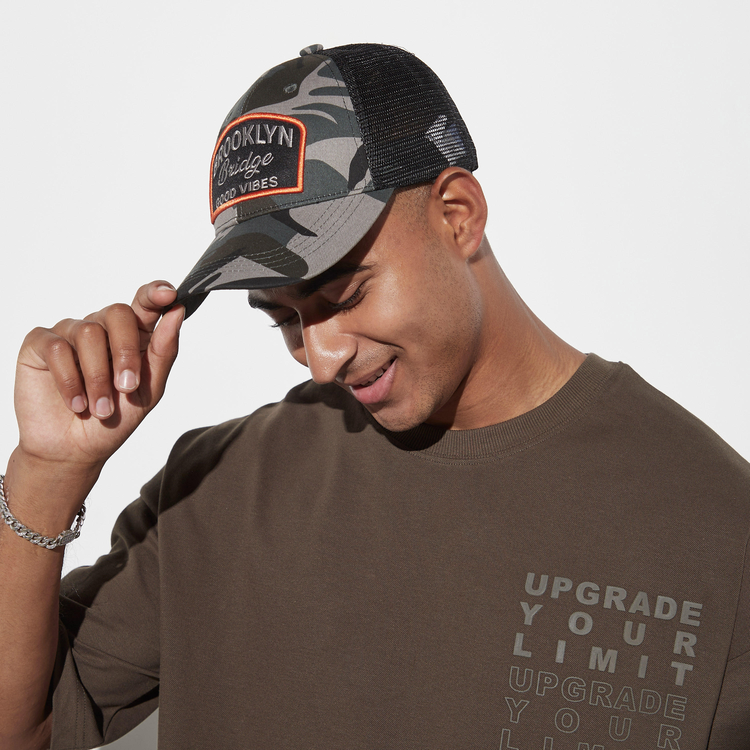 كاب بحزام قابل للتعديل وتطريز وطبعات مموهة-men-caps-image-2