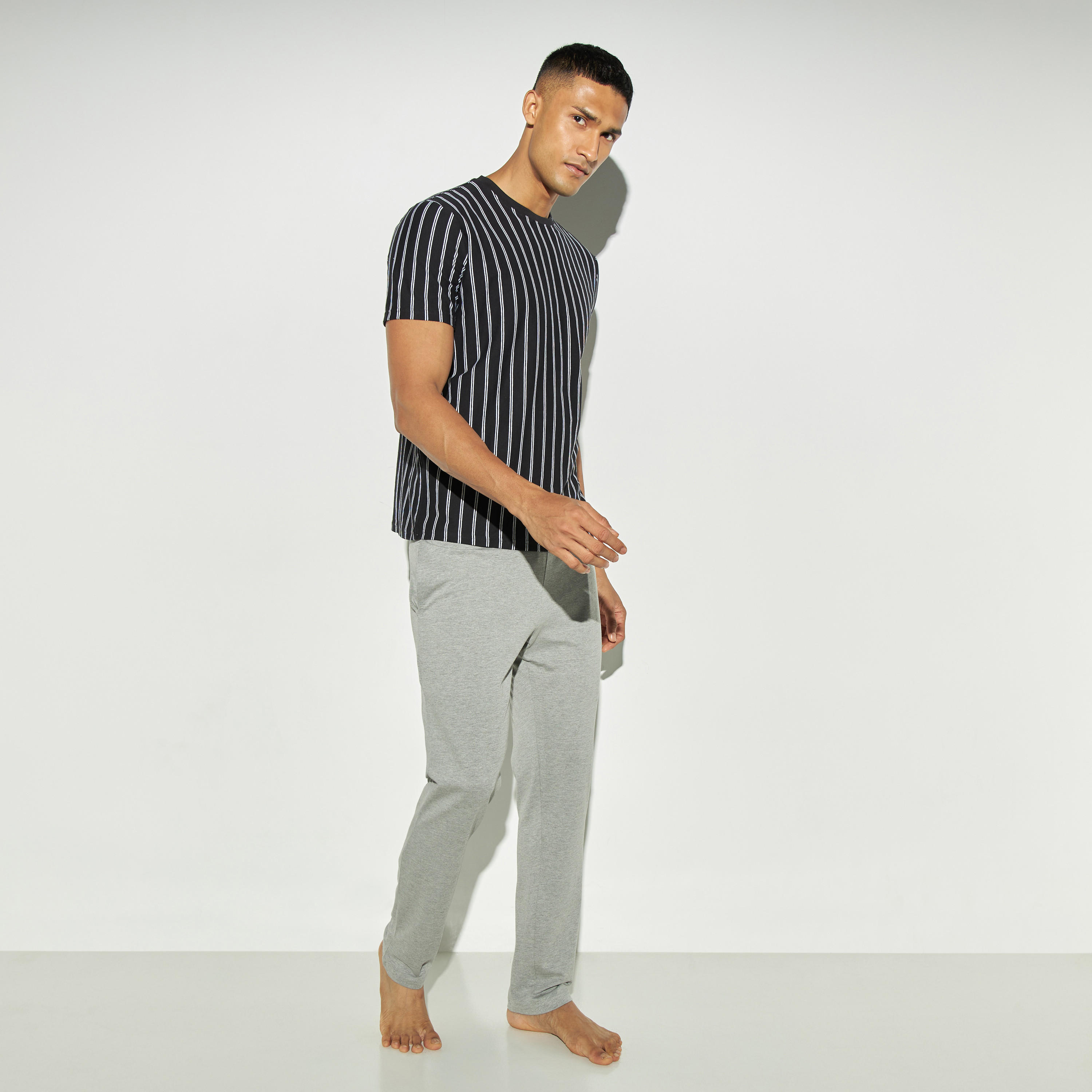 طقم بنطلون بيجاما وتيشيرت مخطّط بياقة ضيّقة-men-clothing-nightwear-sets-image-1