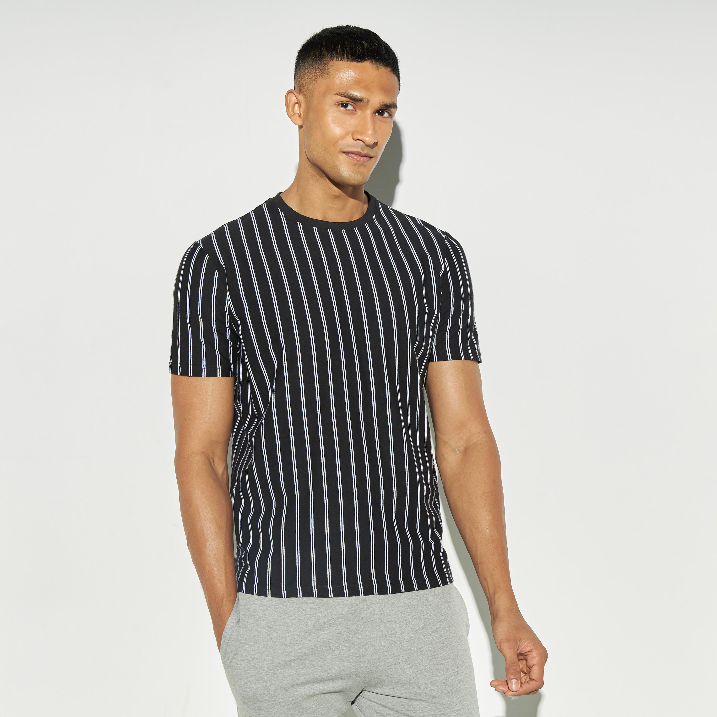 طقم بنطلون بيجاما وتيشيرت مخطّط بياقة ضيّقة-men-clothing-nightwear-sets-image-2