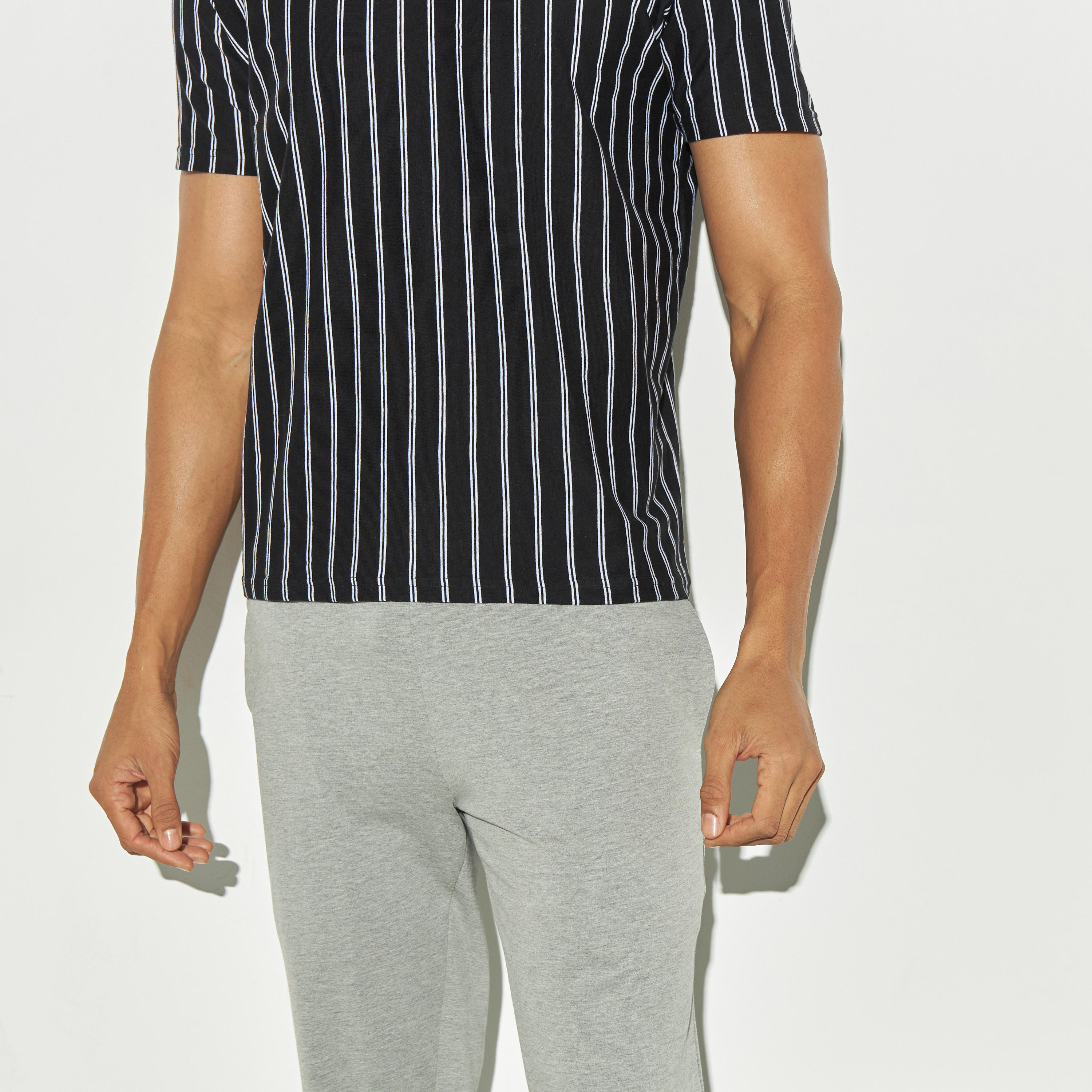 طقم بنطلون بيجاما وتيشيرت مخطّط بياقة ضيّقة-men-clothing-nightwear-sets-image-4