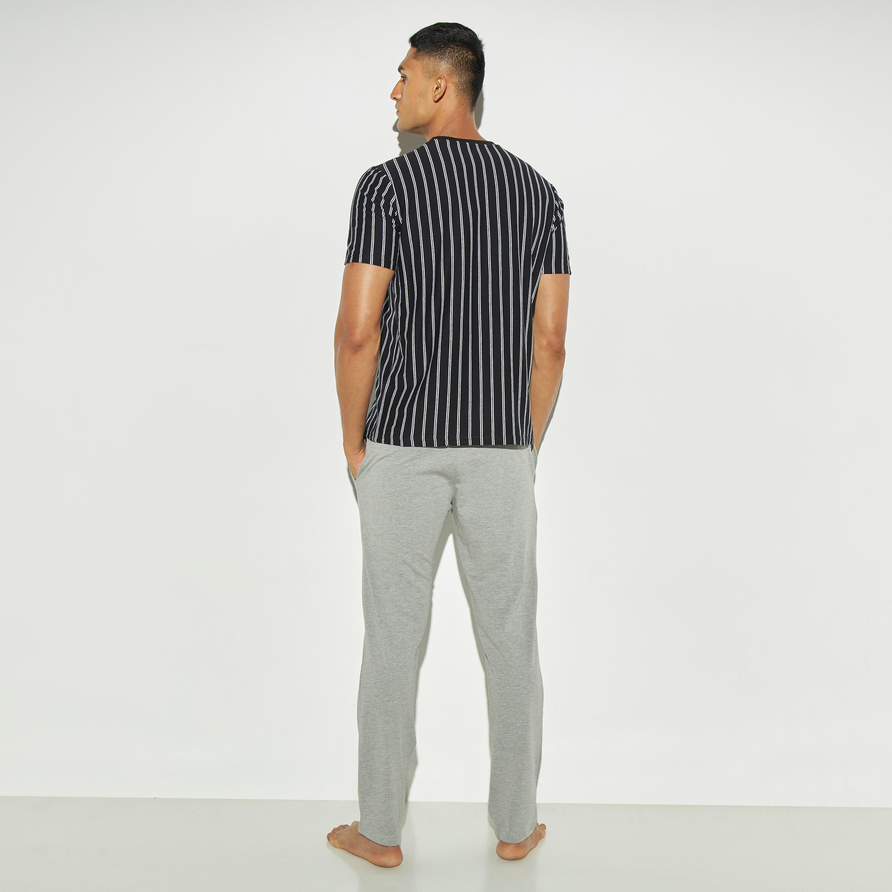 طقم بنطلون بيجاما وتيشيرت مخطّط بياقة ضيّقة-men-clothing-nightwear-sets-image-5