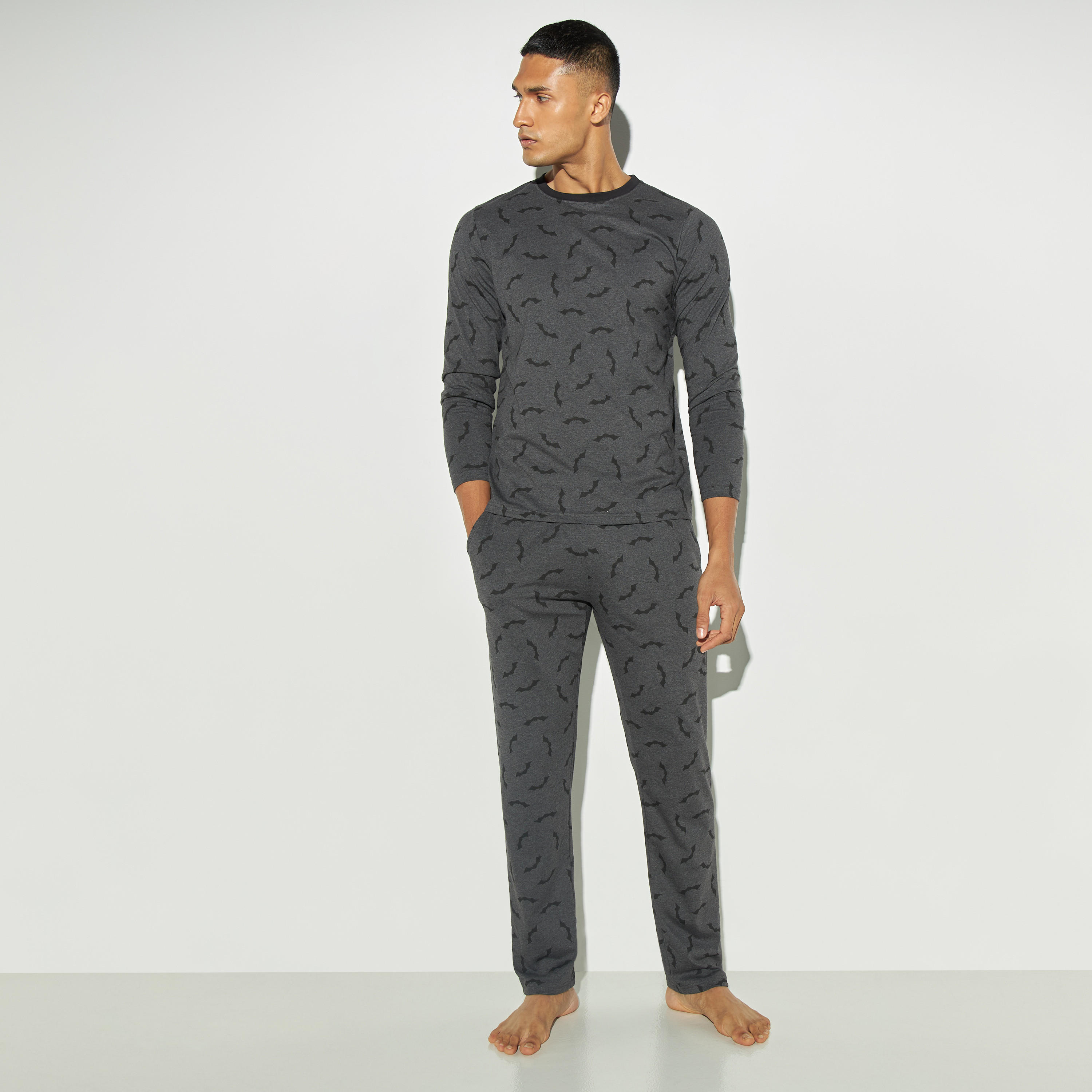 طقم بنطلون بيجاما وتيشيرت بياقة ضيّقة وطبعات-men-clothing-nightwear-sets-image-1