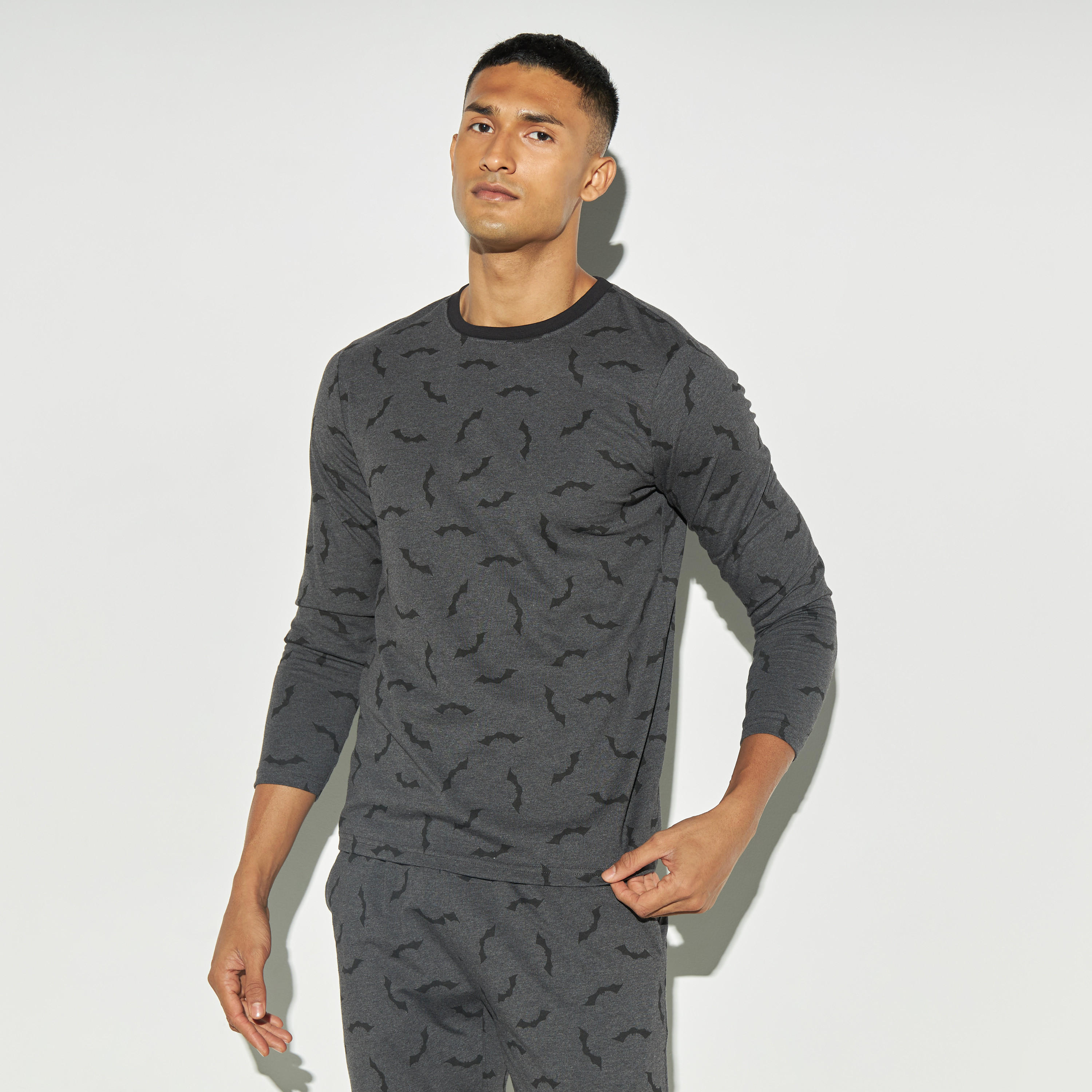 طقم بنطلون بيجاما وتيشيرت بياقة ضيّقة وطبعات-men-clothing-nightwear-sets-image-2