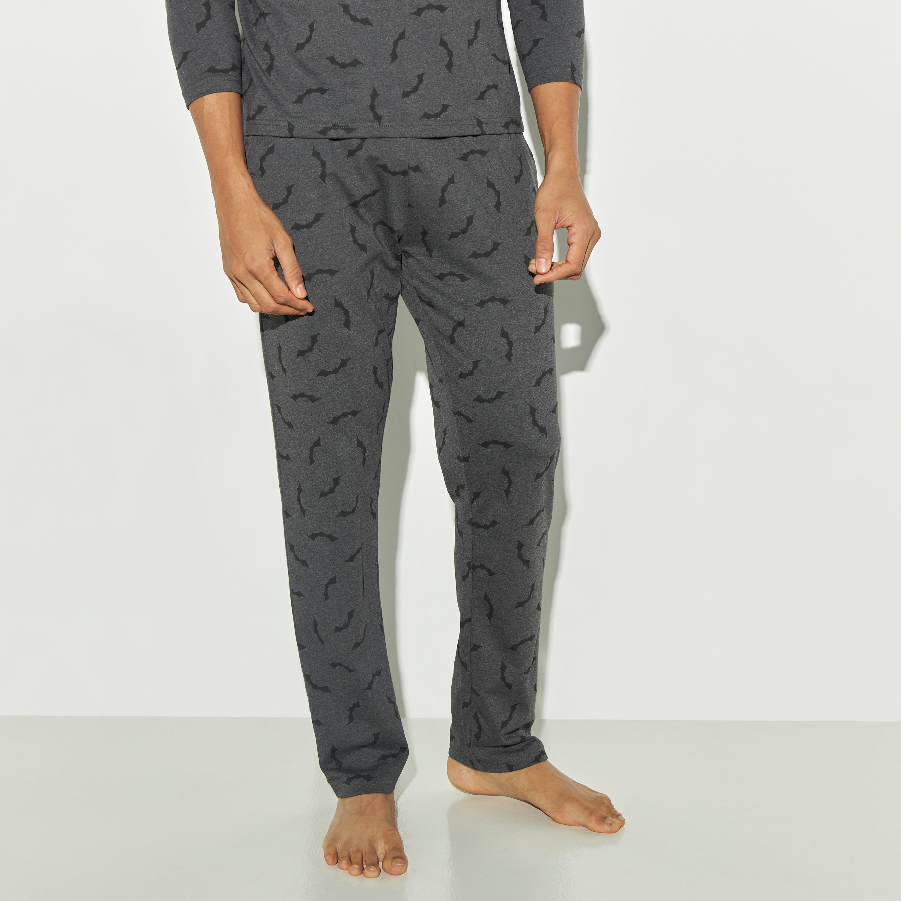 طقم بنطلون بيجاما وتيشيرت بياقة ضيّقة وطبعات-men-clothing-nightwear-sets-image-3