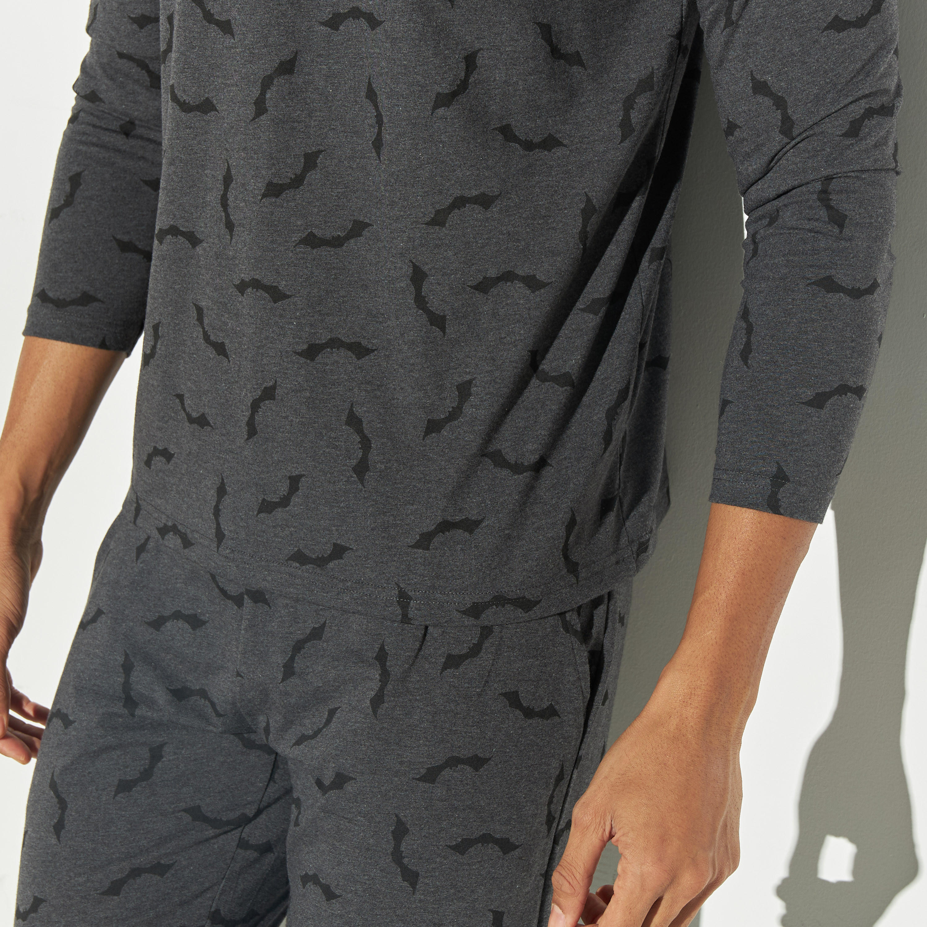 طقم بنطلون بيجاما وتيشيرت بياقة ضيّقة وطبعات-men-clothing-nightwear-sets-image-4