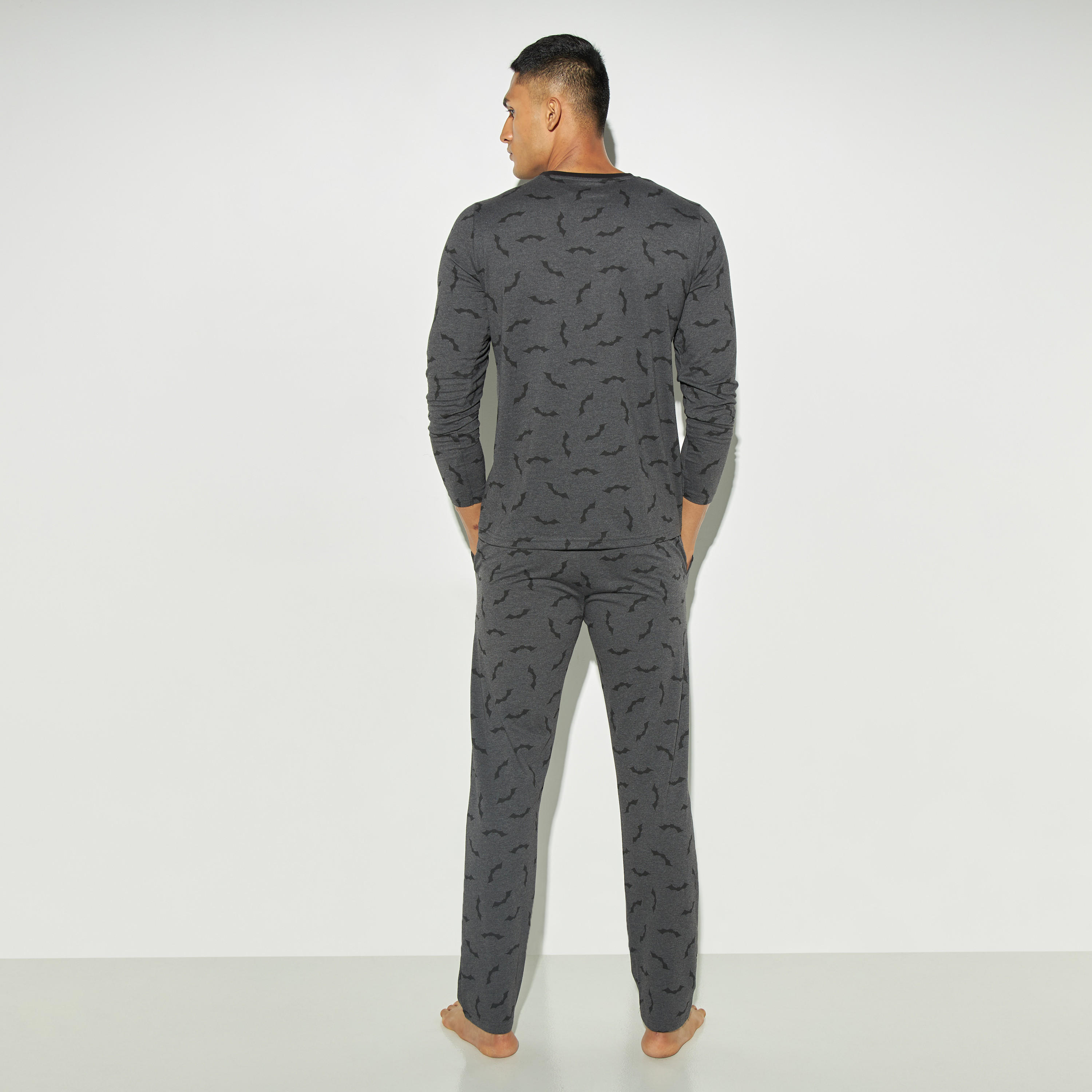 طقم بنطلون بيجاما وتيشيرت بياقة ضيّقة وطبعات-men-clothing-nightwear-sets-image-5