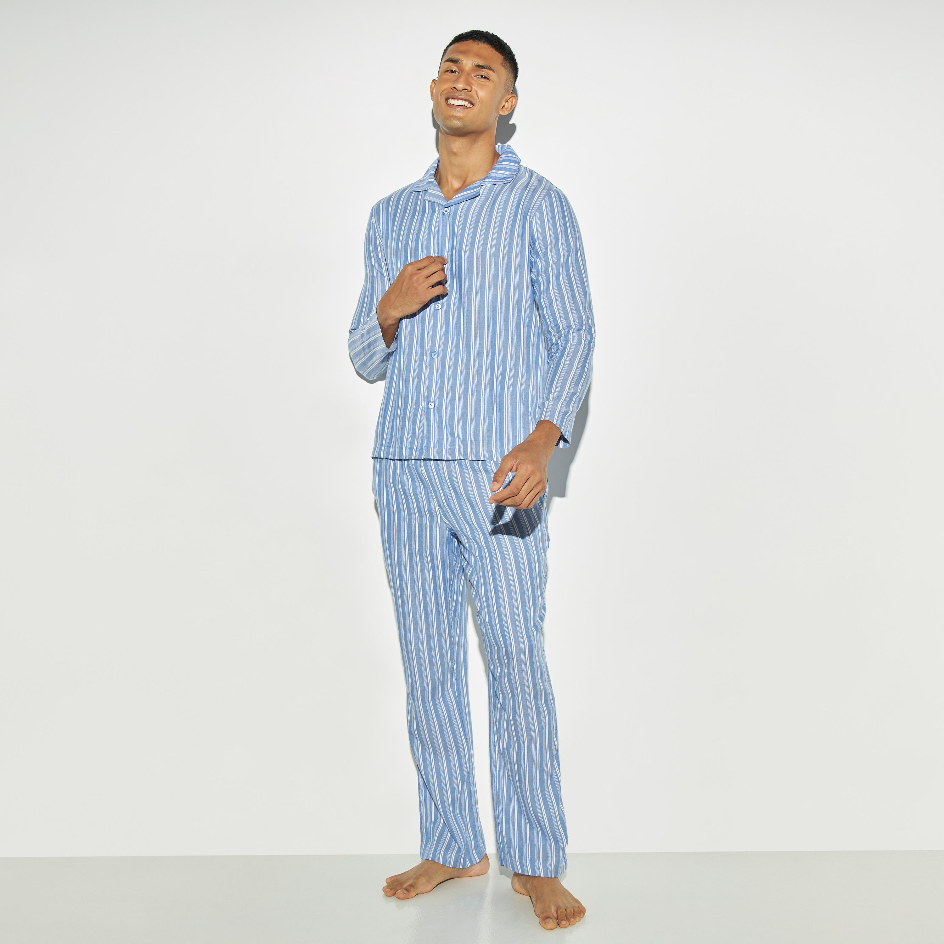 طقم بنطلون بيجاما وقميص مقلّم بياقة كامب-men-clothing-nightwear-sets-image-5