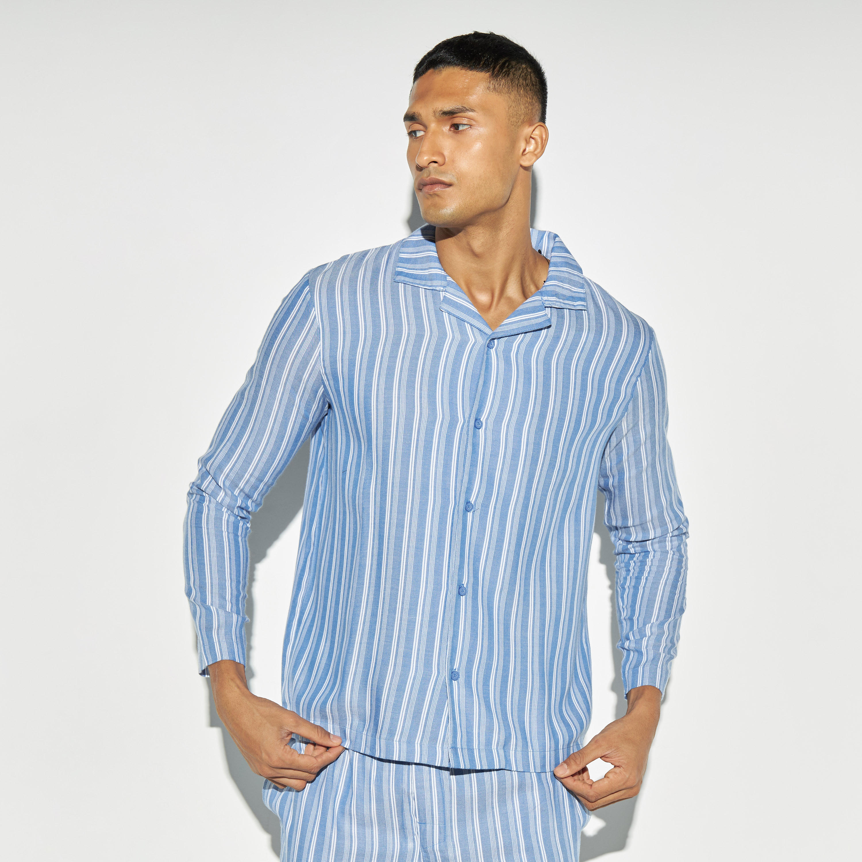 طقم بنطلون بيجاما وقميص مقلّم بياقة كامب-men-clothing-nightwear-sets-image-4