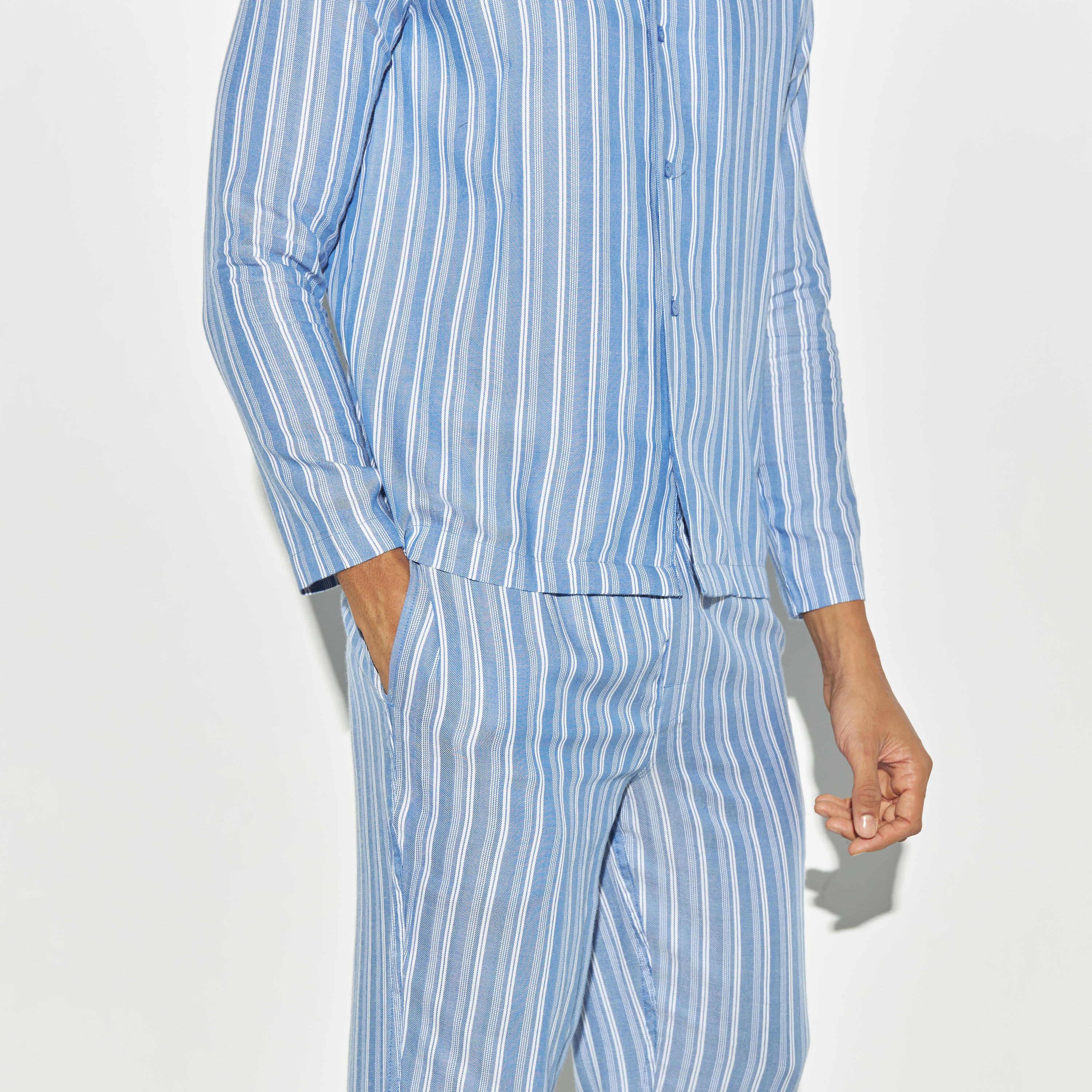 طقم بنطلون بيجاما وقميص مقلّم بياقة كامب-men-clothing-nightwear-sets-image-2
