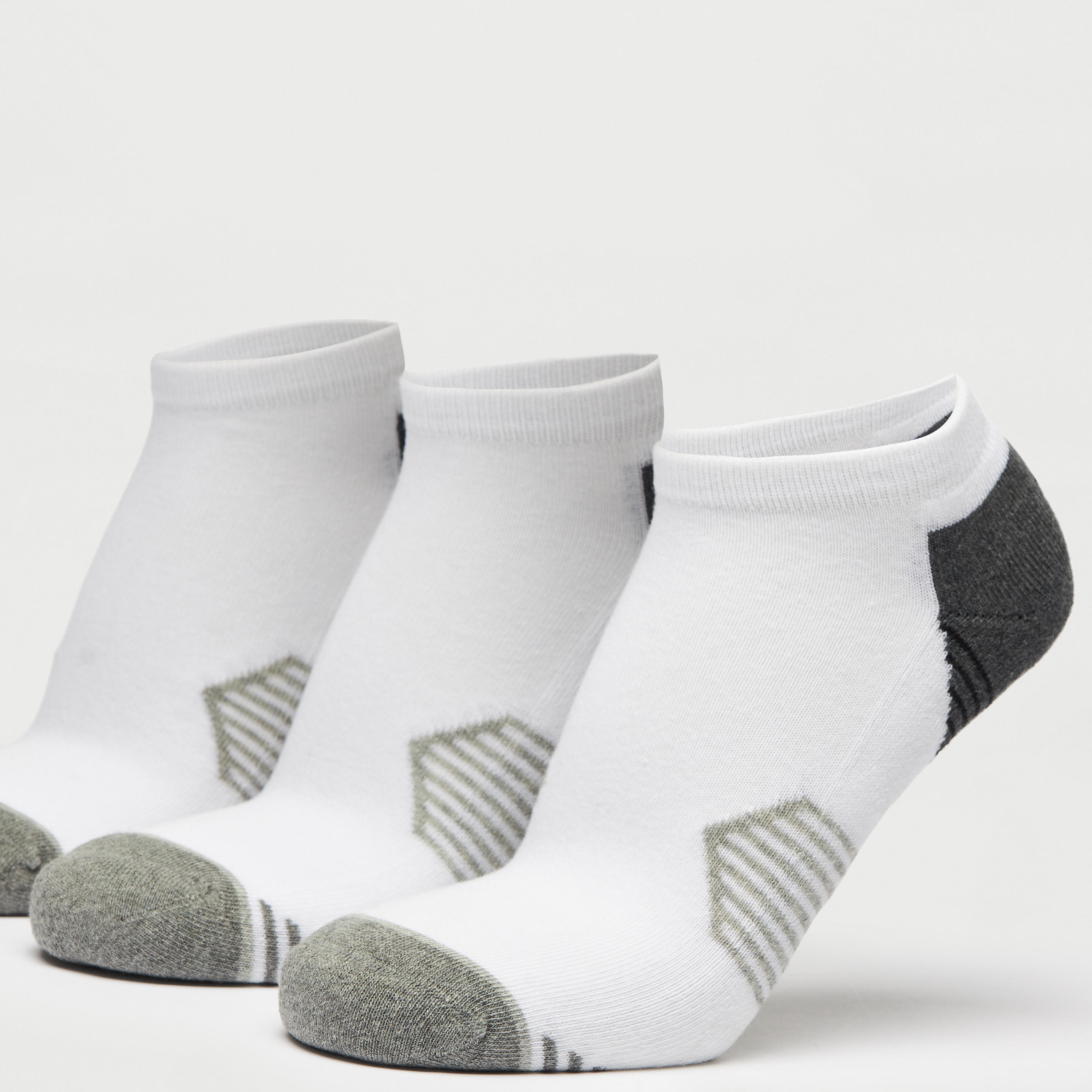 طقم جوارب 3 أزواج بطول الكاحل وتفاصيل مقلّمة-men-socks-image-2