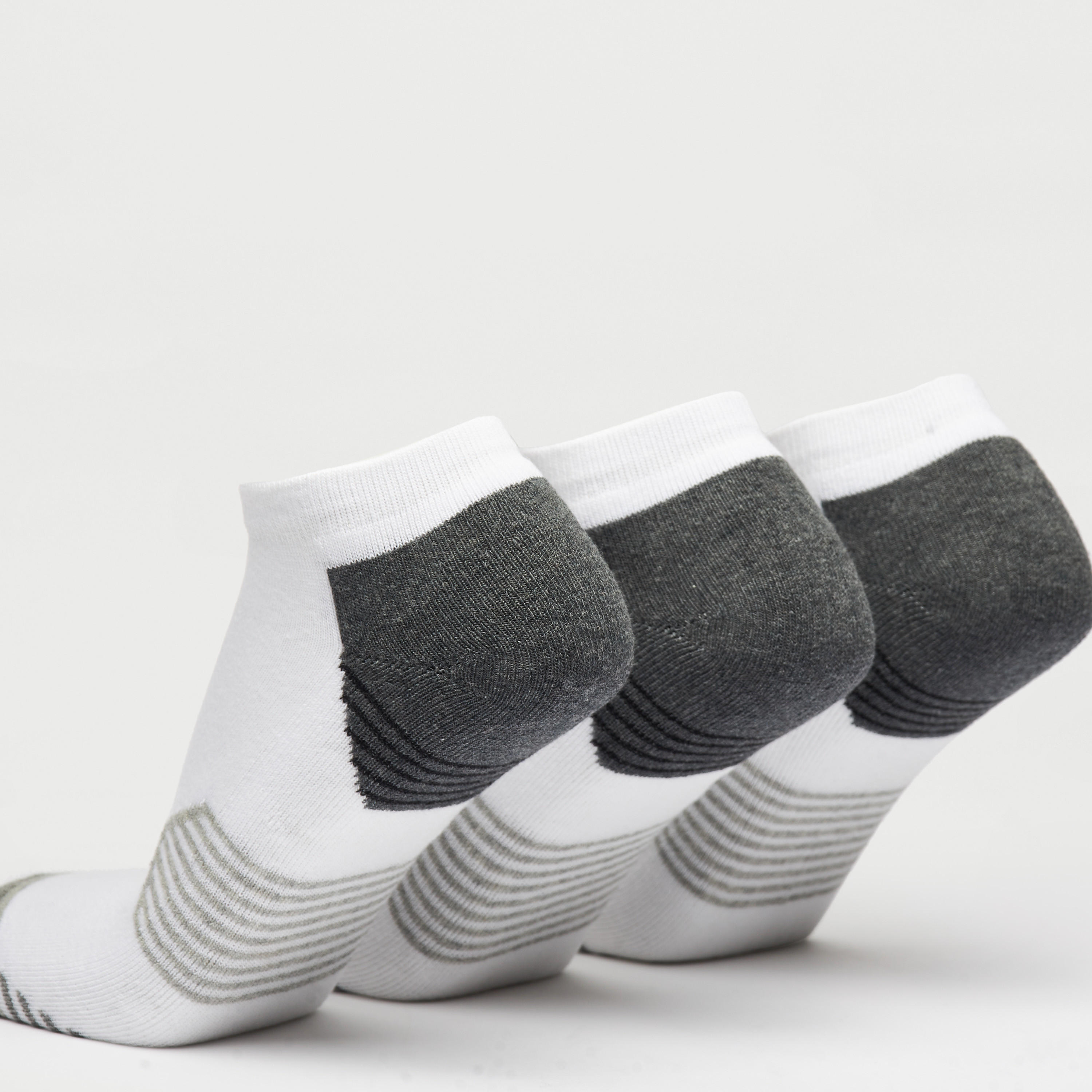 طقم جوارب 3 أزواج بطول الكاحل وتفاصيل مقلّمة-men-socks-image-4