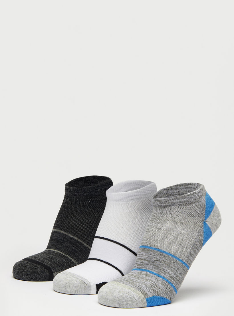 طقم جوارب رياضية 3 أزواج بطول الكاحل وطبعات-men-socks-image-1