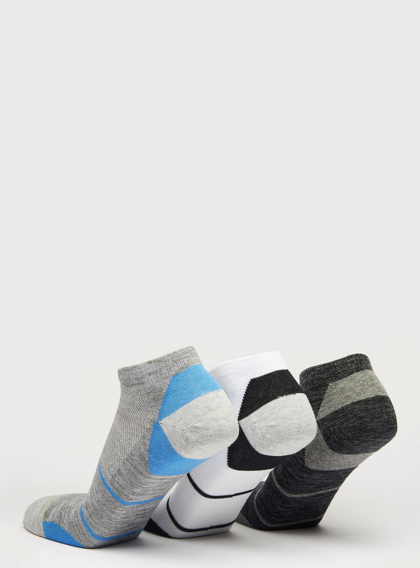طقم جوارب رياضية 3 أزواج بطول الكاحل وطبعات-men-socks-image-3