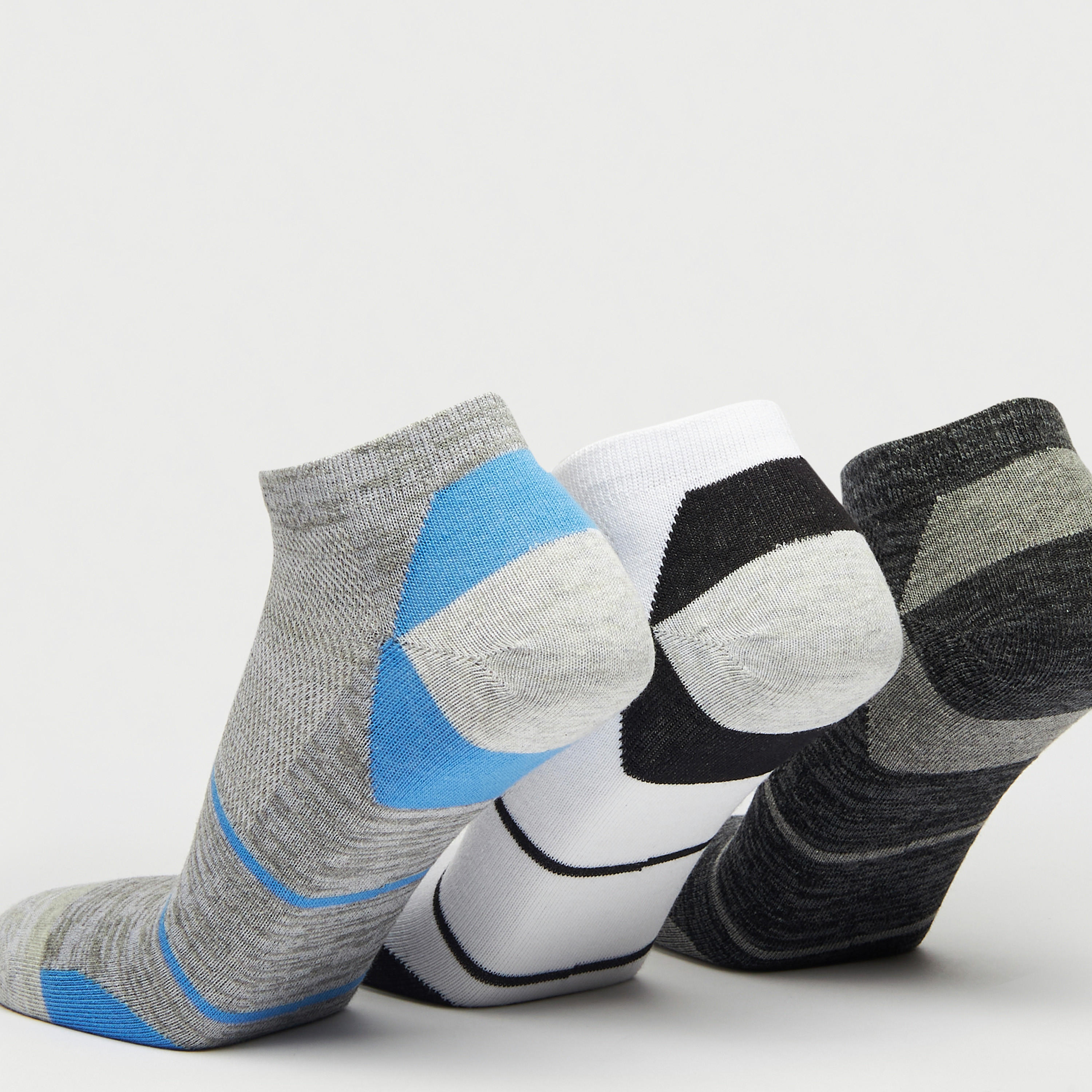 طقم جوارب رياضية 3 أزواج بطول الكاحل وطبعات-men-socks-image-4