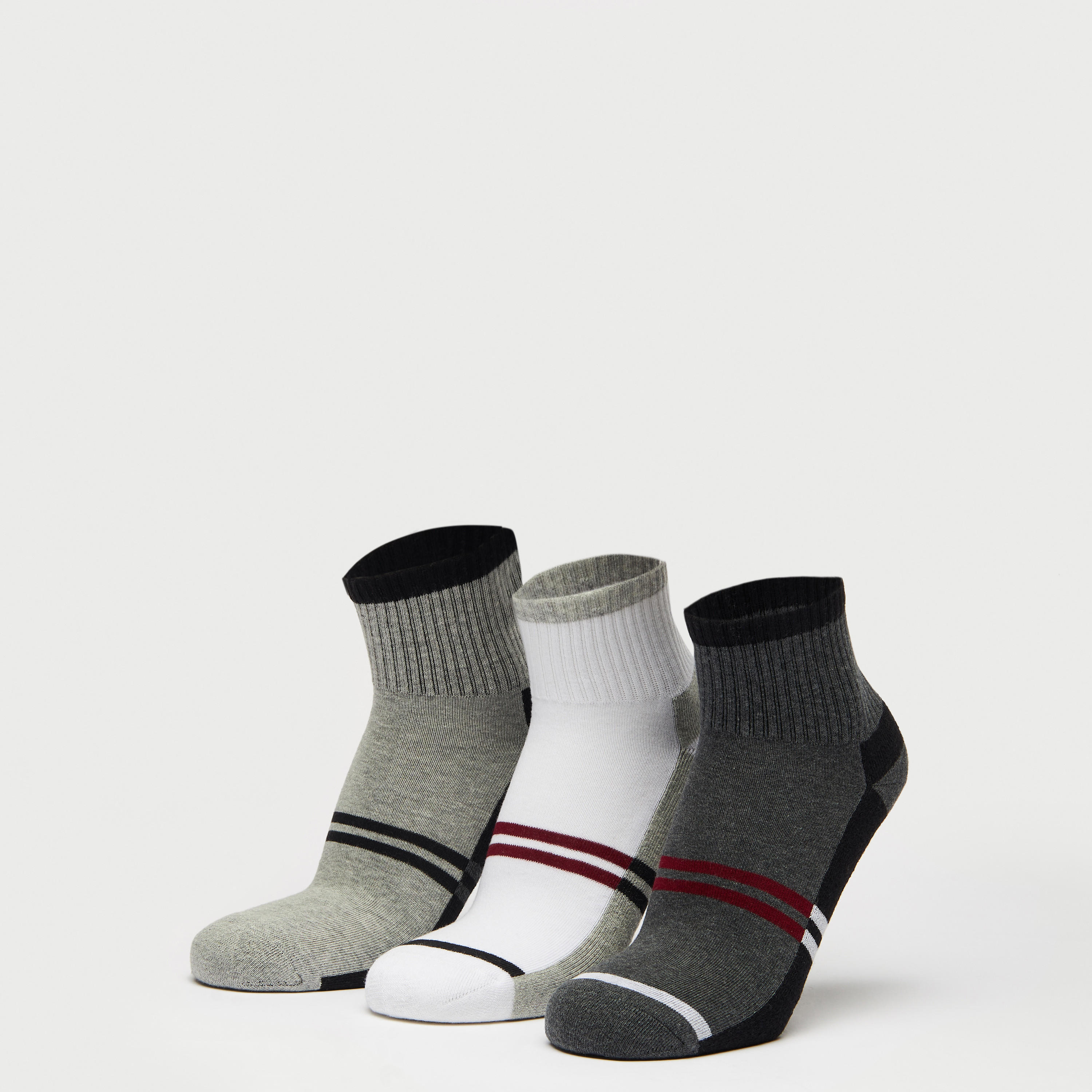 طقم جوارب رياضية 3 أزواج بطول الكاحل وطبعات-men-socks-image-1