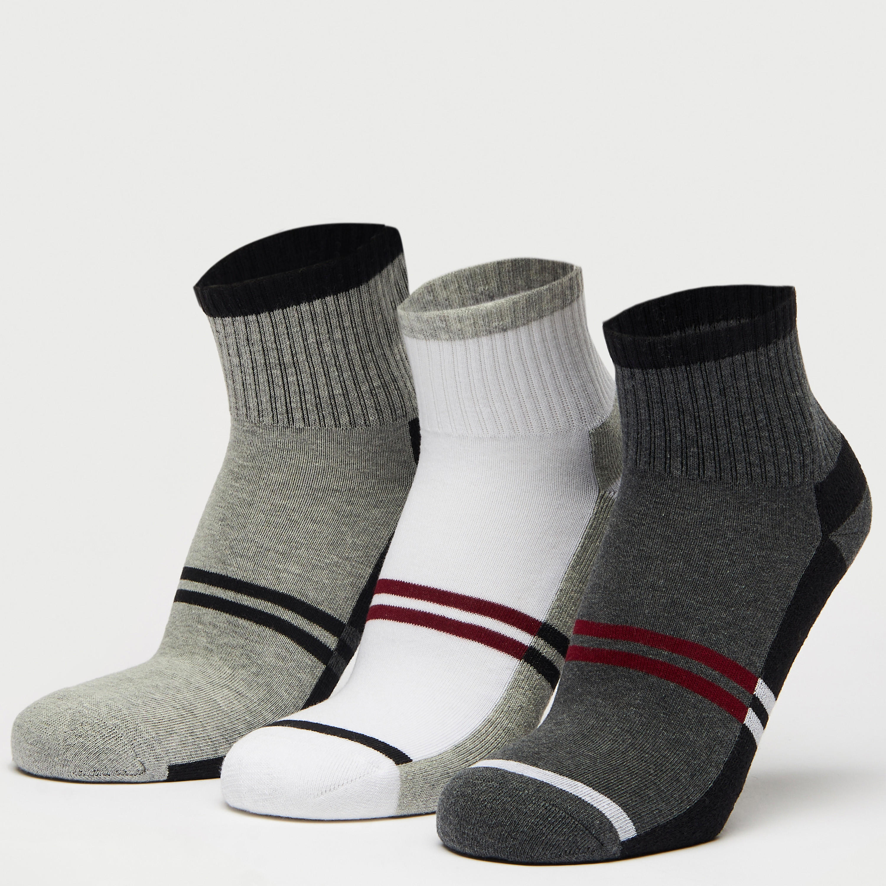 طقم جوارب رياضية 3 أزواج بطول الكاحل وطبعات-men-socks-image-2