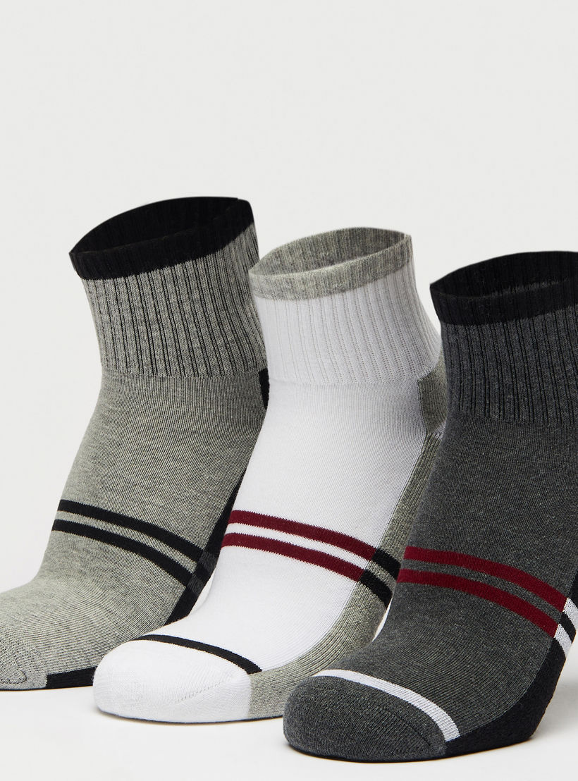 طقم جوارب رياضية 3 أزواج بطول الكاحل وطبعات-men-socks-image-2