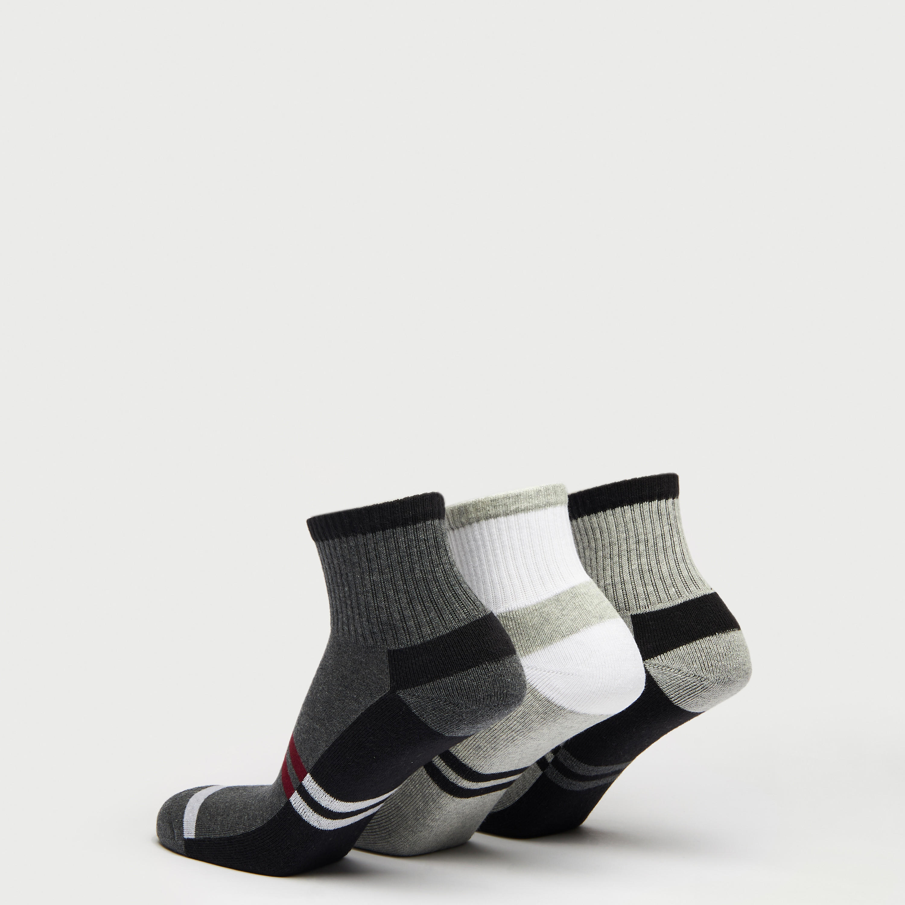 طقم جوارب رياضية 3 أزواج بطول الكاحل وطبعات-men-socks-image-3