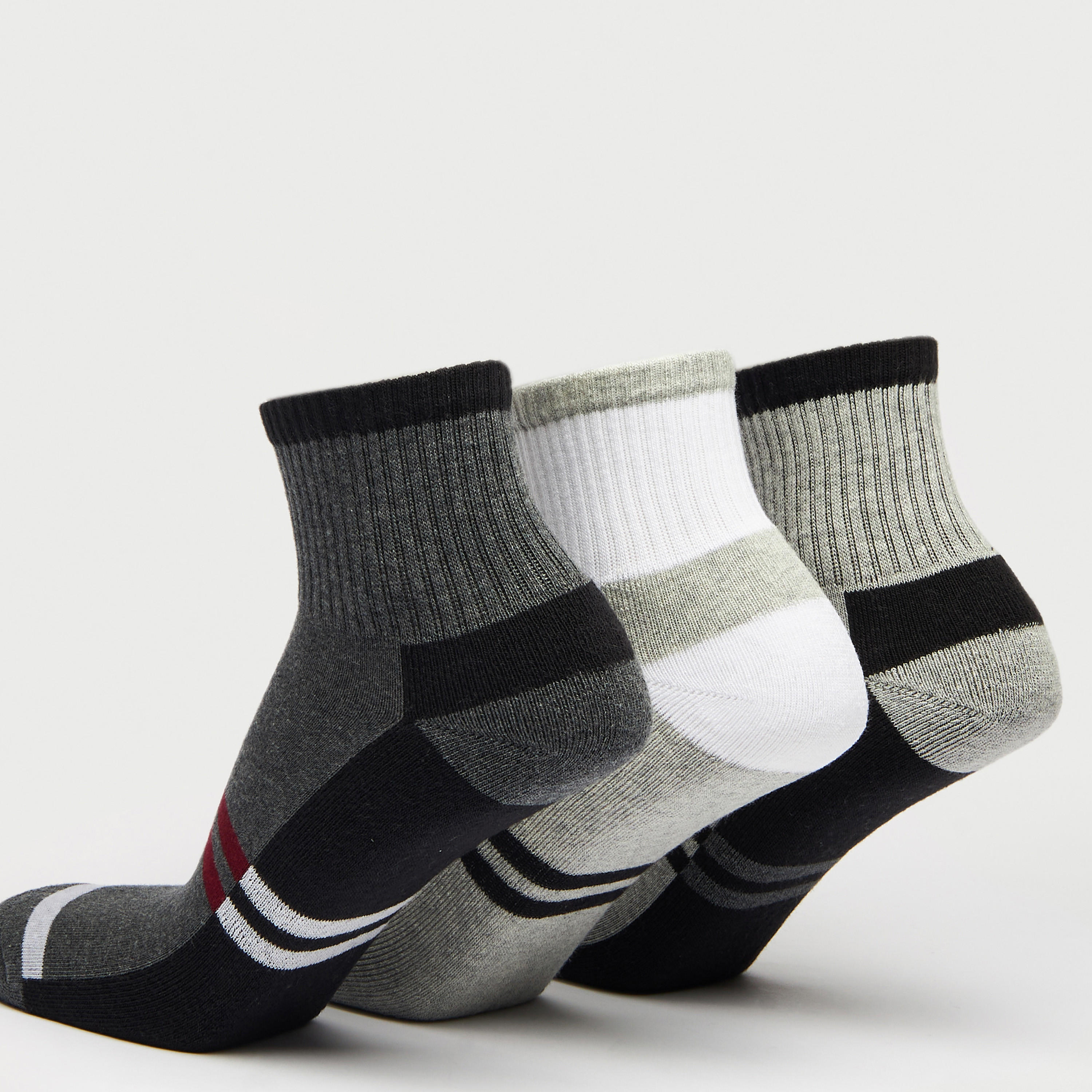 طقم جوارب رياضية 3 أزواج بطول الكاحل وطبعات-men-socks-image-4