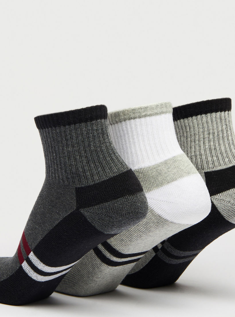 طقم جوارب رياضية 3 أزواج بطول الكاحل وطبعات-men-socks-image-4