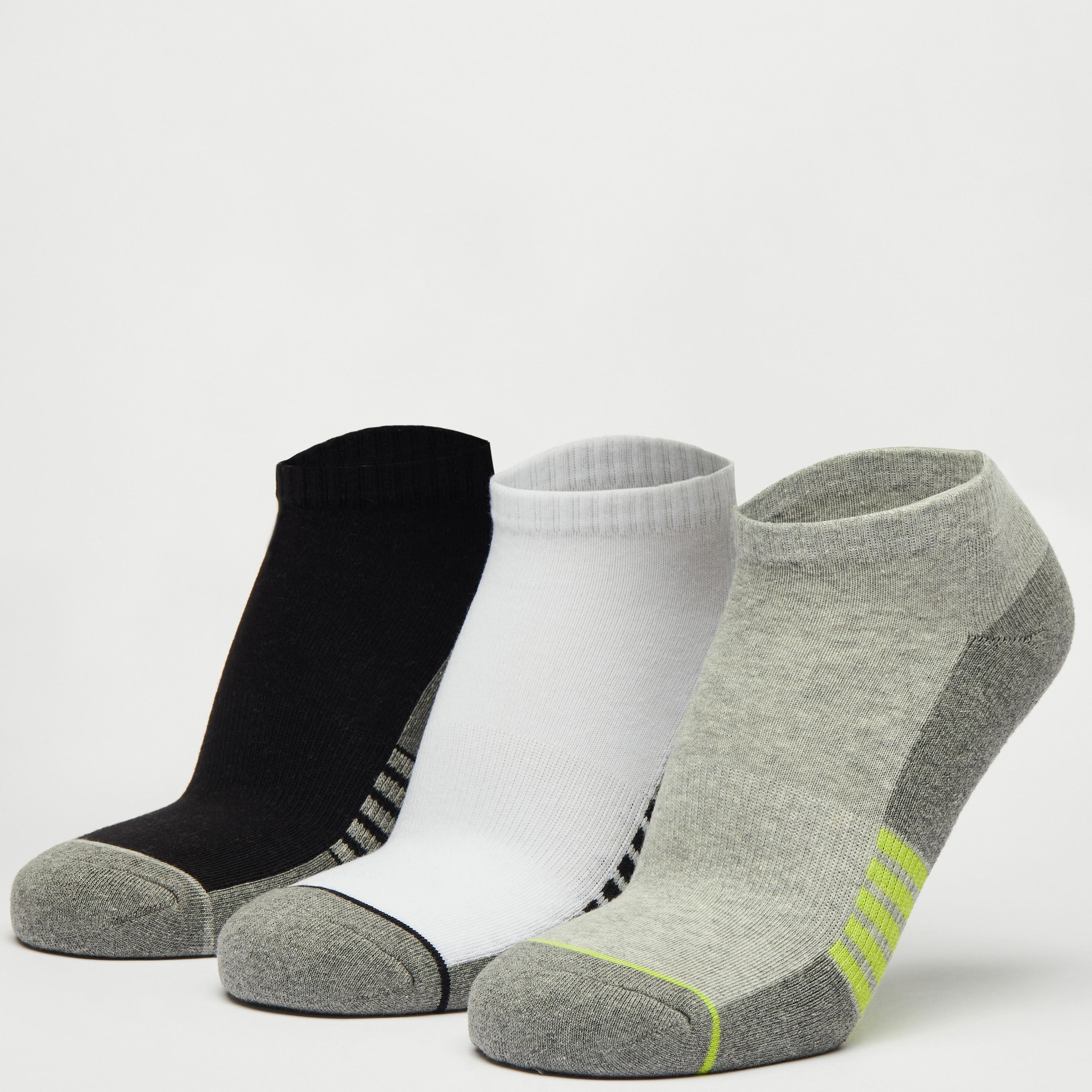 طقم جوارب 3 أزواج بطول الكاحل وتفاصيل مقلّمة-men-socks-image-2