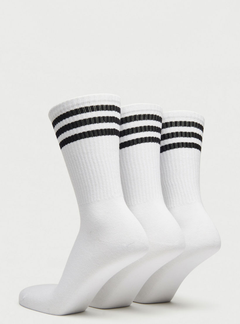 طقم جوارب 3 أزواج بطول ربلة الساق وتفاصيل مقلّمة-men-socks-image-3