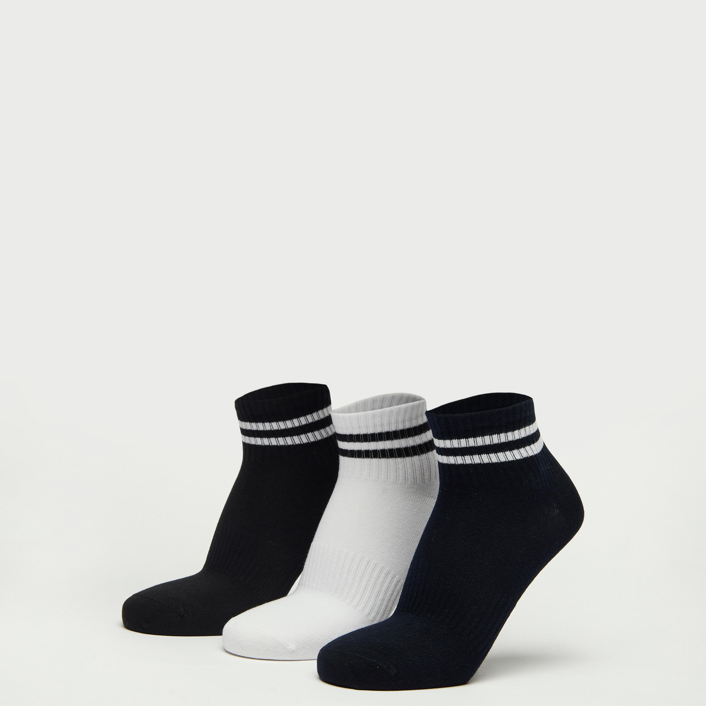 جوارب مخططة بطول الكاحل - طقم من 3 أزواج-men-socks-image-1