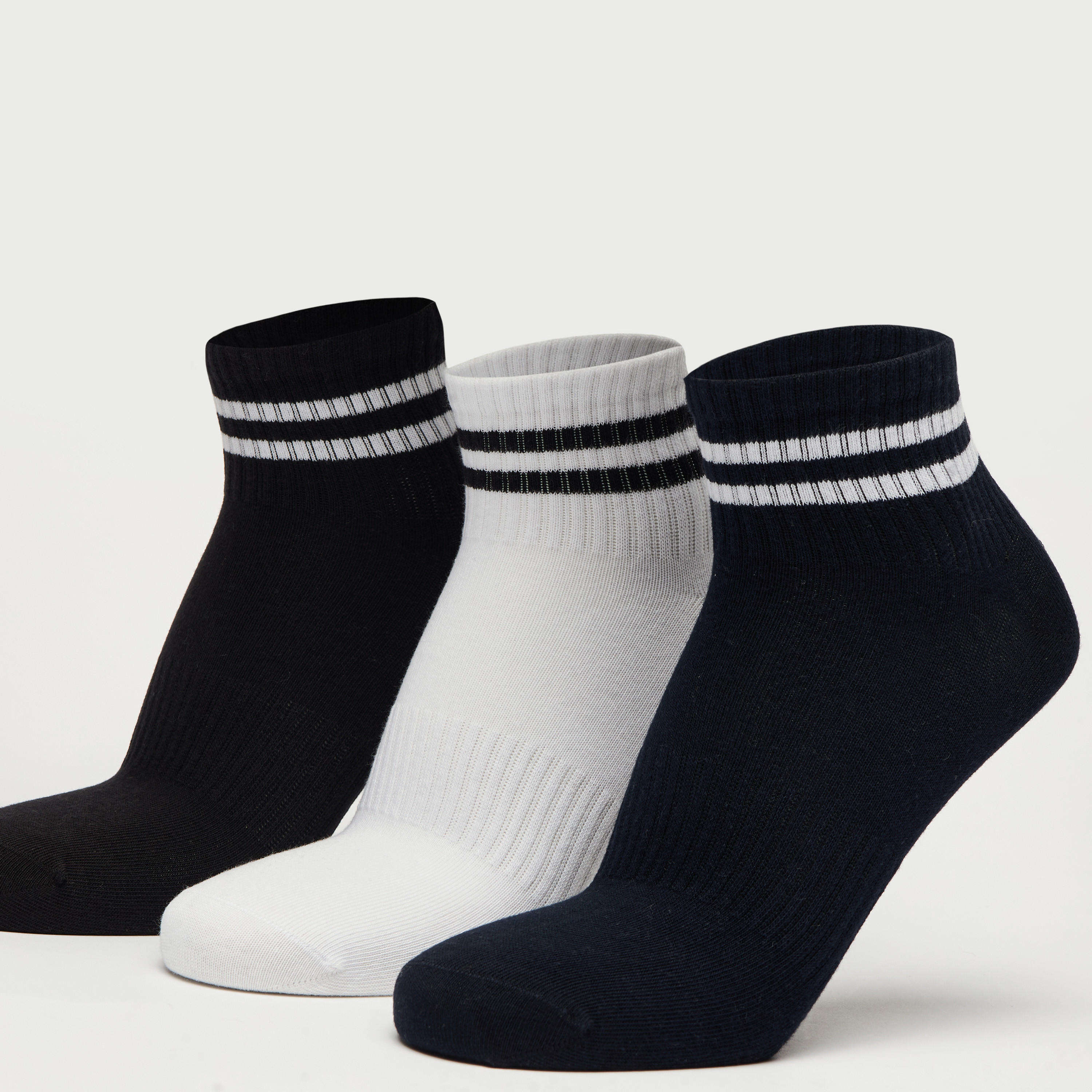 جوارب مخططة بطول الكاحل - طقم من 3 أزواج-men-socks-image-2