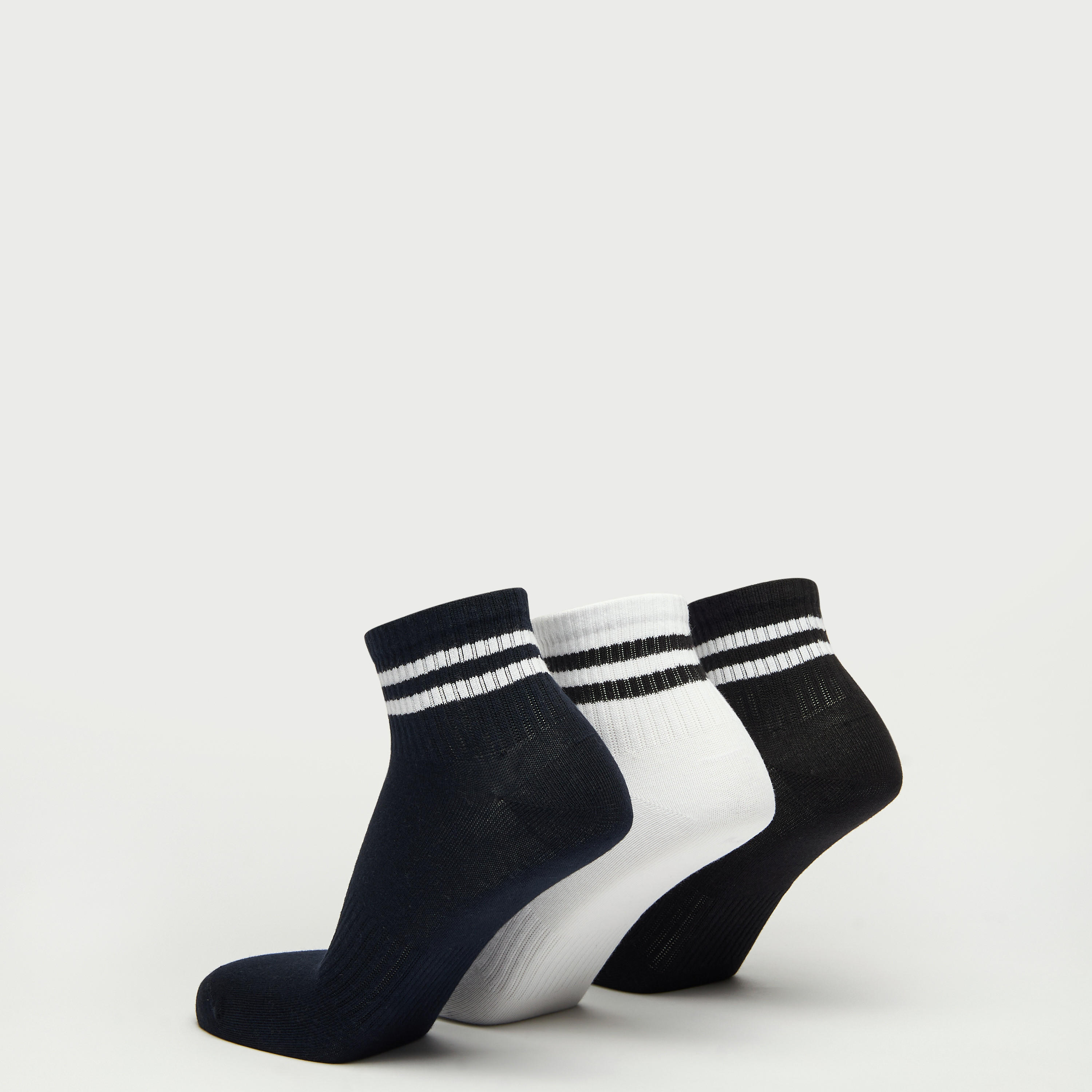 جوارب مخططة بطول الكاحل - طقم من 3 أزواج-men-socks-image-3