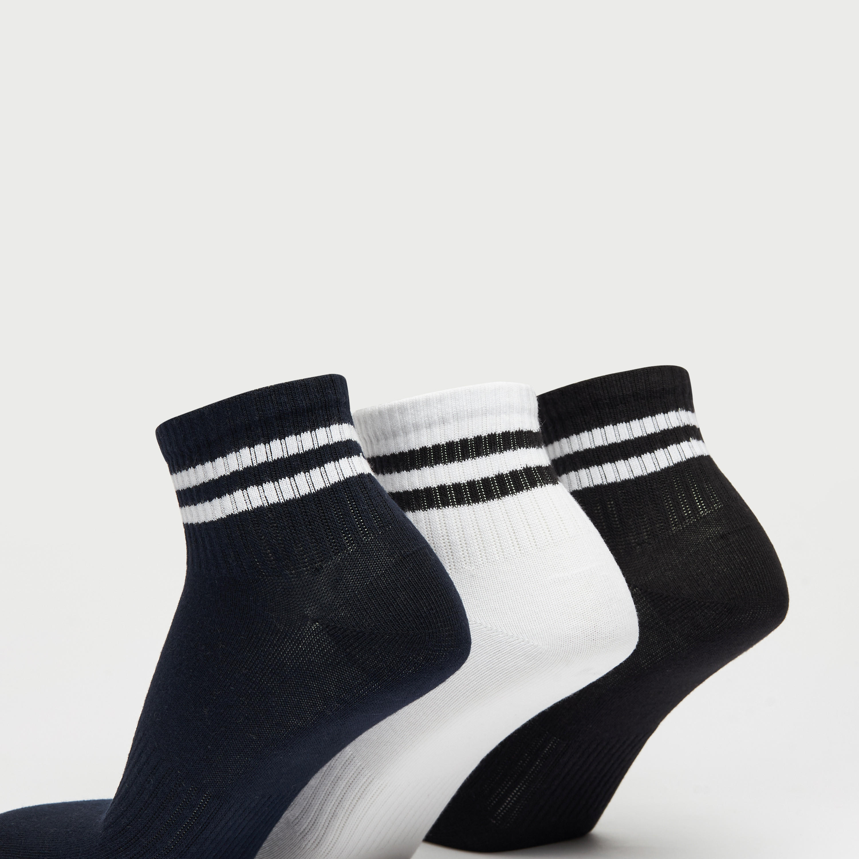 جوارب مخططة بطول الكاحل - طقم من 3 أزواج-men-socks-image-4
