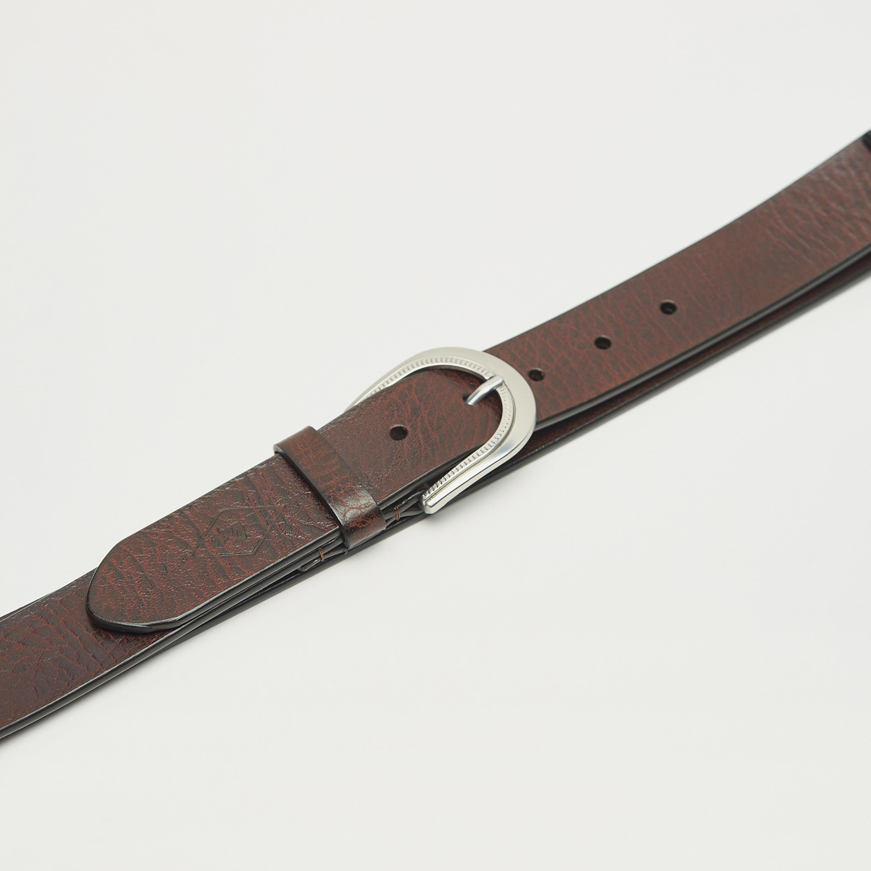 حزام جلد بارز الملمس بإبزيم إغلاق بدبوس من لي كوبر-men-beltsandwallets-belts-image-3