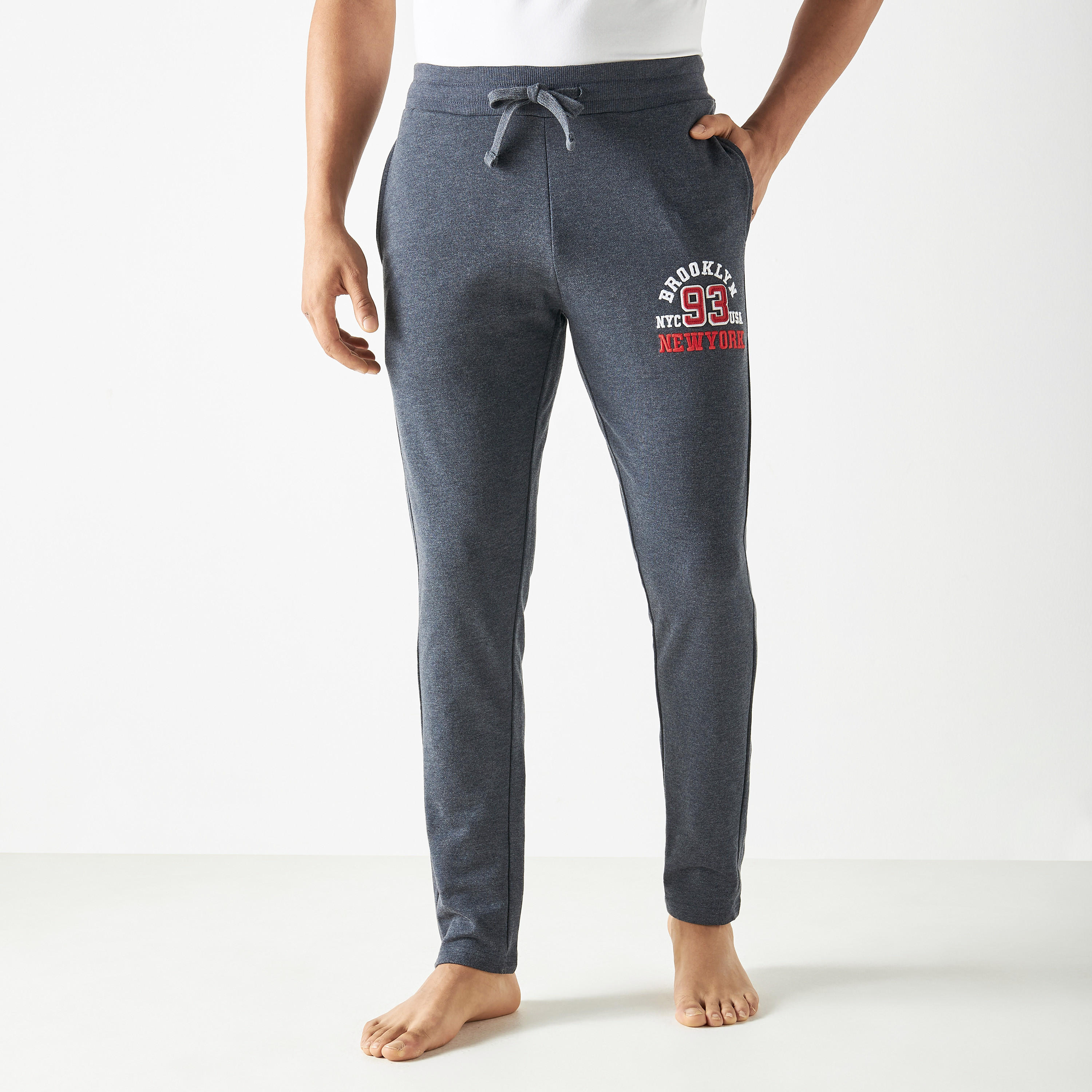 بنطلون بيجاما ورباط إغلاق وجيوب وطبعات-men-clothing-nightwear-pyjamaandshorts-image-4