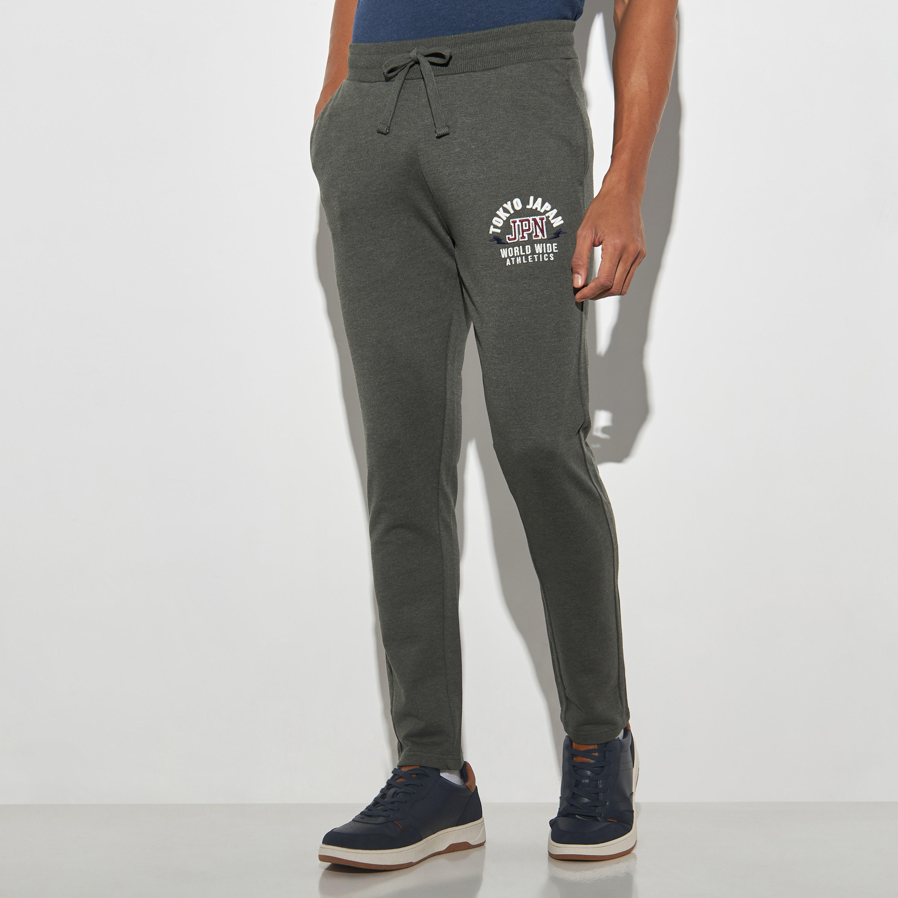 بنطلون بيجاما مطرّز برباط إغلاق وجيوب-men-clothing-nightwear-pyjamaandshorts-image-4
