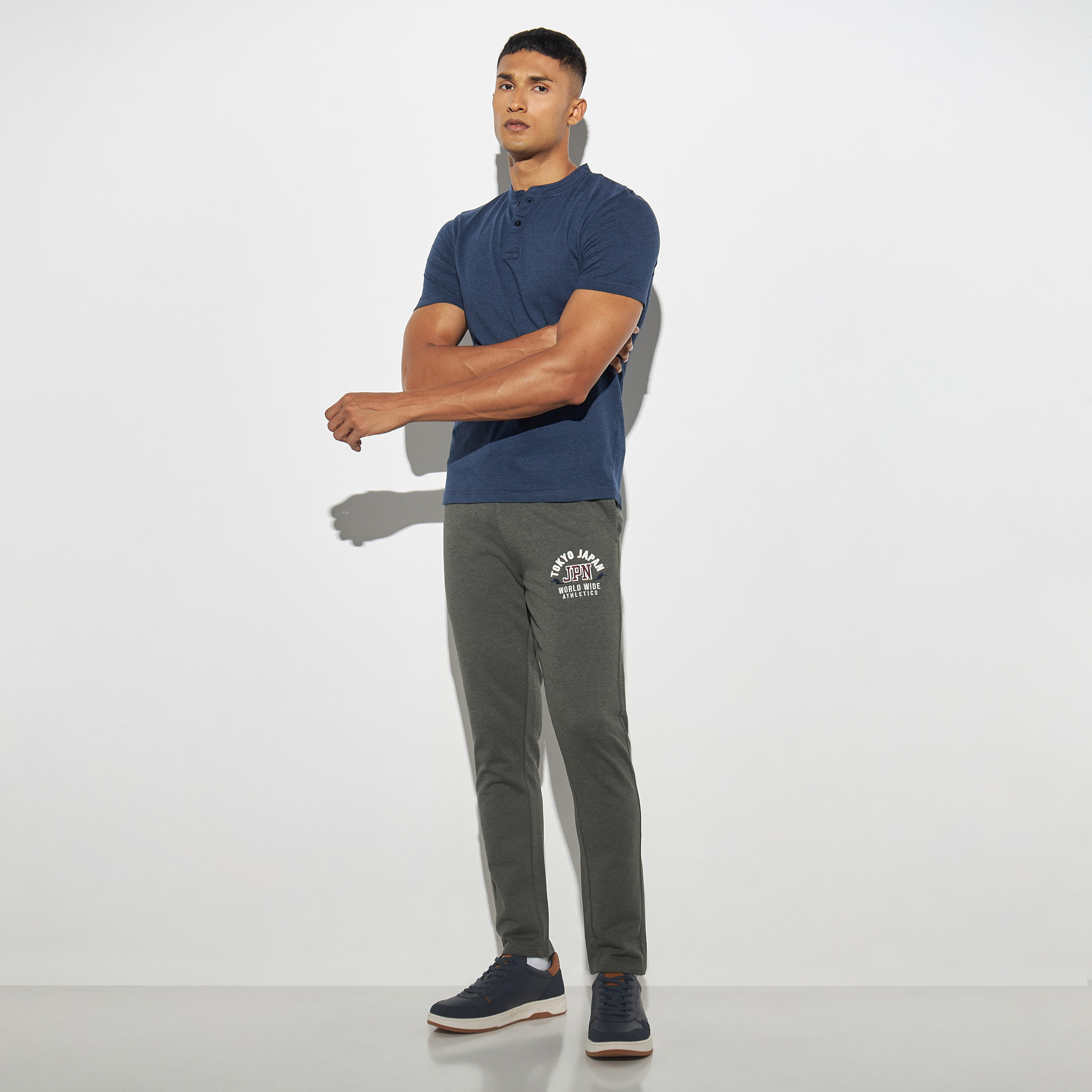 بنطلون بيجاما مطرّز برباط إغلاق وجيوب-men-clothing-nightwear-pyjamaandshorts-image-3